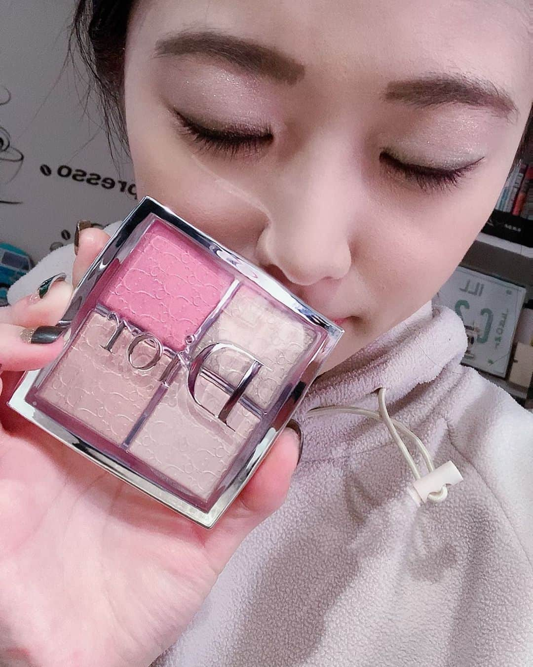 黒崎みかさんのインスタグラム写真 - (黒崎みかInstagram)「今日のメイクはDiorでGOLD PEARLとSHIMMER ROSEを目元に使って、 涙袋はMETALLIC GOLDEN PEACHを使いました(*´ω｀*)   #黒崎みかAV女優 #アダルト女優 #セクシー女優 #カプセルエージェンシー #所属 #エロ #スレンダー #長身長 #モデル #グラビア #女優 #スタイル #維持 #いいね #Love  #中国 #台湾 #风格 #成年女演员 #Adultactress #av #КуросакиМика #KurosakiMika #구로미카 #黑崎美嘉 #撮影 #FANZA  #diormakeup #dior」12月2日 12時06分 - niconico_mikachan