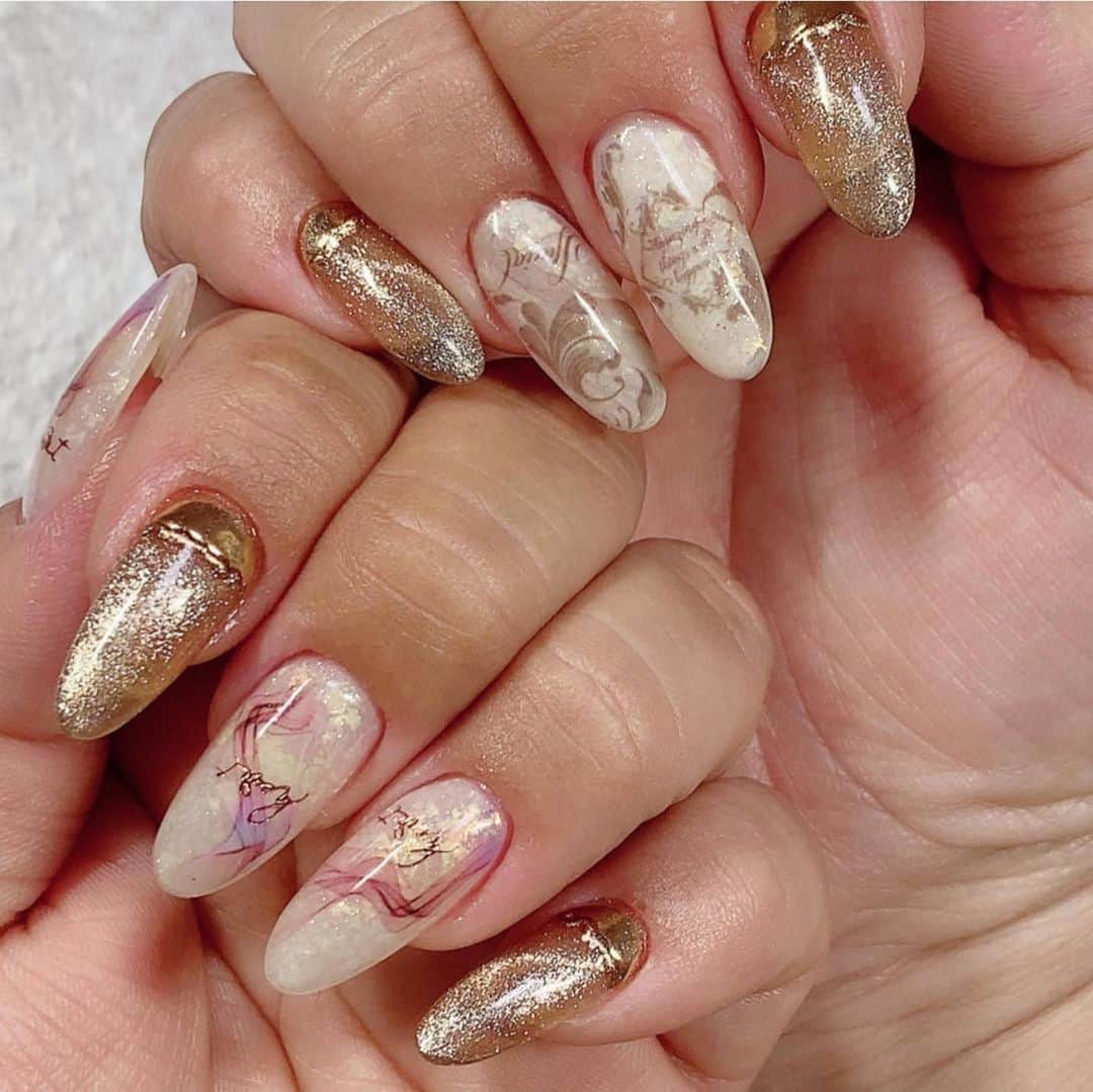 Icegel Nailさんのインスタグラム写真 - (Icegel NailInstagram)「대한민국 최초로! 판매시작! kanae선생님 콜라보레이션 #샤네일 스티커 디자인 #마블아트 이제 쉽게하세요! 스모키가 피어오르는 듯한 자연스러운 디자인!  착! 붙이기만 하면~ 디자인 끝! 소량입고! 한정수량 판매입니다! 서두르세요!  🔴사진의 왼쪽 하단 쇼핑가방을 누르면 상품정보를 보살 수 있어요‼️  Repost @kanae_leanail ・・・ .﻿ ﻿ちょい前までの 自分ネイル💅 Postするの忘れてた😅 ﻿ @shanailpro ﻿ ▲▲▲▲▲▲▲▲▲▲▲▲▲▲▲▲▲▲▲▲▲▲﻿ 写ネイル さんより﻿ Kanaeプロデュース ステッカー発売中﻿ ◉Kanae Flowers﻿ ［KANAE-001］﻿ ◉Kanae Feather﻿ ［KANAE-002］﻿ ◉Kanae Flower Message-Monotone-﻿ ［KANAE-003］﻿ ◉Kanae Flower Message-Color-﻿ ［KANAE-004］﻿ ◉Kanae Emblem﻿ ［KANAE-PG01 ］﻿ ◉Kanae Ink﻿ ［KANAE-005］﻿ ◉Kanae Smoke﻿ ［KANAE-006］﻿ ◉Kanae Arabesque﻿ ［KANAE-007］﻿ ﻿ 《Designer》 @shucreem﻿ ▲▲▲▲▲▲▲▲▲▲▲▲▲▲▲▲▲▲▲▲▲▲﻿ ⚠️⚠️Kanae_Channel⚠️⚠️﻿ @kanae_channel  有料アカウント﻿ アートレシピ動画を、配信してます❤️﻿ 【月額1.000円】銀行振込﻿ ﻿ お申し込みご希望の方はDM下さい﻿ 詳細をお知らせさせて頂きます﻿ ﻿ アートレシピ動画見放題です❤️﻿ シークレットLIVEやってます❤️﻿ ▲▲▲▲▲▲▲▲▲▲▲▲▲▲▲▲▲▲▲▲▲▲﻿ #japan #kawaii #leanail #nail #nailart #instanails #gelnail #design #ネイル #ネイルアート #ネイルデザイン#naildesign #beauty #指甲 #美甲 #네일 #네일아트 #Гвоздь #Nagel #Ongle #Kuku #artist #写ネイル」12月2日 12時07分 - icegelnail