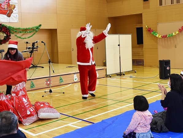 横浜ベイホテル東急［公式］さんのインスタグラム写真 - (横浜ベイホテル東急［公式］Instagram)「// 子どもたちの笑顔を願い、今年も「クリスマスチャリティーギフト」🎁を実施いたします。 . 皆さまからお預かりしたプレゼントは、神奈川県を通じ、県下の養護施設や子ども自立支援センターへ、サンタさんからのプレゼントとしてお届けいたします🎅✨ . 🎁クリスマ.チャリティーギフト 12/1(火)〜15(火) 13:00〜17:00 1F 特設デスクにて受付中  ※詳細は公式サイトをご覧ください . #クリスマスプレゼント  #チャリティー #クリスマス  #プレゼント #笑顔  #クリスマスツリー  #サンタクロース  #ベイ東急de冬休み  #横浜ベイホテル東急  #みなとみらい #神奈川  #みなとみらい線フォト散歩  #にしまろ探検隊  #christmas #charity  #christmaspresent  #gift #santaclaus #happy  #minatomirai #smile  #yokohamabayhoteltokyu  #myyokohama」12月2日 12時10分 - yokohamabayhoteltokyu