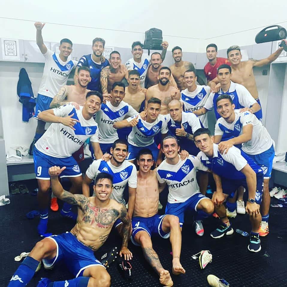 のインスタグラム：「Que linda esta banda!! Mas que merecido!! A cuartos!! 👏🏼👏🏼⚽️💪」