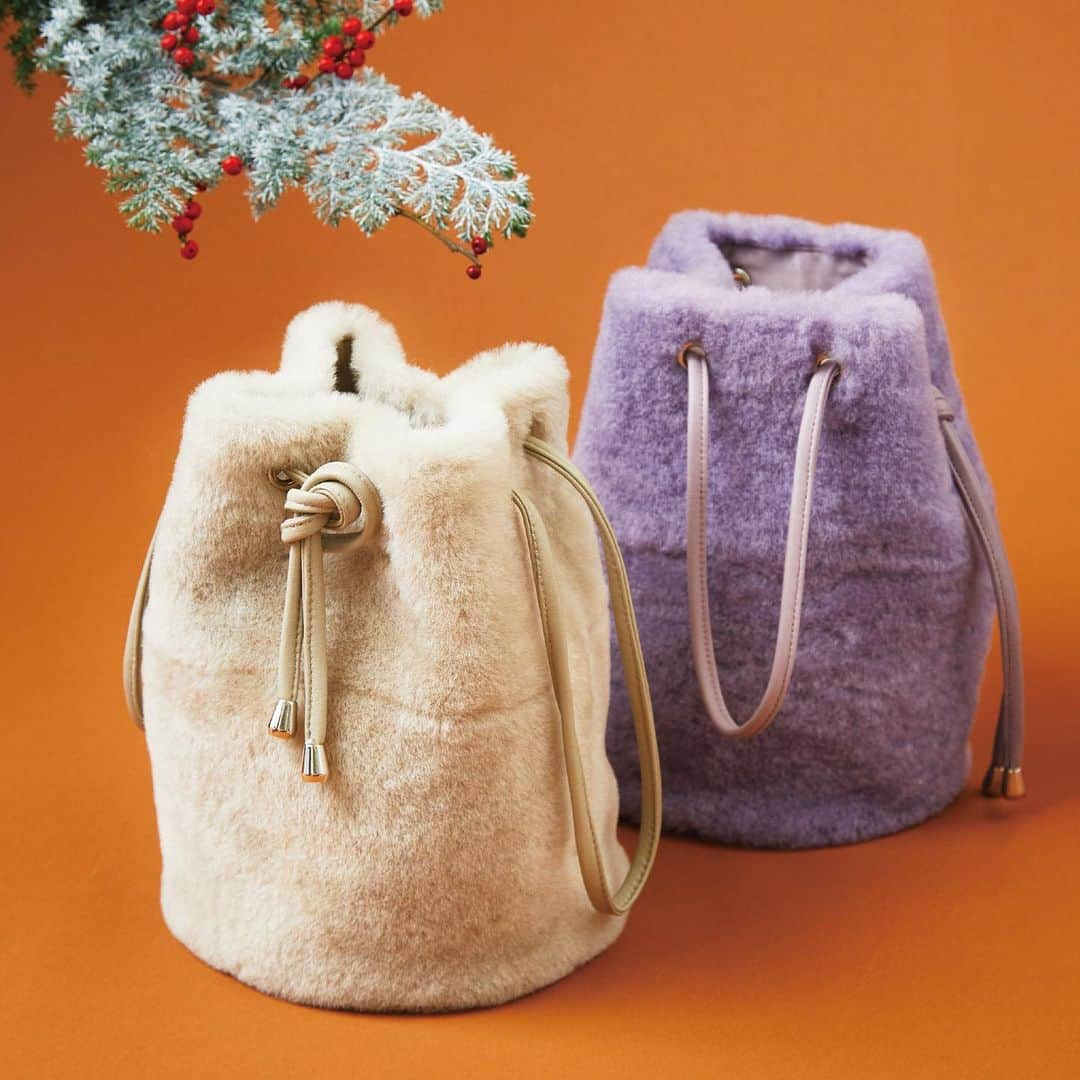 NOLLEY'S ノーリーズさんのインスタグラム写真 - (NOLLEY'S ノーリーズInstagram)「『HOLIDAYS GIFT』﻿ -for Ladies’-﻿ ﻿ MOUTONE BAG﻿ ムートンバッグ﻿ ﻿ 冬にマストなモコモコバッグ。﻿ バケツ型で流行も押さえつつ エコムートンだから気軽に冬の装いを楽しめそう。﻿ ﻿ ——————————————————————-﻿ ﻿ 《web店舗限定winterfair!10%off対象！大好評につき延長決定！11/30（月）13:00まで》﻿ ※ノーリーズモール限定のフェアになります。﻿ ※実店舗の価格とは異なります。﻿ ※その他フェア、クーポンと併用不可となります。あらかじめご了承下さい。﻿ ※一部対象外あり﻿ ﻿ ノーリーズ全店舗では新型コロナウイルス感染拡大が収束するまで特別価格での販売を行っております。﻿ ﻿ ※商品をお買い上げでレジにて10%OFF致します。﻿ ※セール品（レジにて%オフも含む）は対象外となります。﻿ ※その他割引、クーポン併用不可となります。﻿ ﻿ ※詳しくはスタッフまでお気軽にお問い合わせ下さい。﻿ ﻿ ※店頭では新型コロナウイルス感染拡大防止対策に向けた取り組みを行っております。ご協力をお願い致します。﻿  ﻿ ﻿ 【ノーリーズ公式LINEアカウントはじめました!!】﻿ ﻿ 最新のイベント情報やお得な情報などを﻿ お届けしていきます♪﻿ ﻿ ﻿ この機会に、ぜひ友だち登録してくださいね。﻿ ﻿ @nolleys_official﻿ ﻿ で、ぜひID検索お願い致します！﻿ ﻿ ﻿ #nolleys#nolleyssophi#ノーリーズ#ノーリーズソフィー#クリスマス#ギフト#プレゼント#ホリデー#お買物#コーディネート#エコムートン#ムートンバッグ#もこもこ」12月2日 12時16分 - nolleys_official