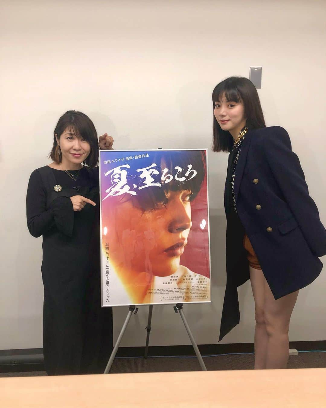 伊藤さとりさんのインスタグラム写真 - (伊藤さとりInstagram)「12/4公開、池田エライザ監督による 『夏、至るころ』 青春の中での戸惑い、 不安が瑞々しい描写で綴られおります。  ジャングルジム、プール、太鼓 その全てが彼らの心の中。  そんな表現がセリフではない部分で 気付かせてくれるセンスの良さたるや！  12/11にはケーブルテレビ無料放送枠 「伊藤さとりと映画な仲間たち」 サイン入りチェキプレゼント付きで放送。 YouTubeチャンネルでも同じ日から見られます。  #夏至るころ #池田エライザ #映画 #映画好きな人と繋がりたい #監督  #日本映画 #青春 #ギター #インコ  #太鼓 #映画レビュー  #伊藤さとりと映画な仲間たち #新伊藤さとりと映画な仲間たち  #ケーブルテレビ #チャンネル700  #映画鑑賞 #女優」12月2日 12時16分 - ito_satori