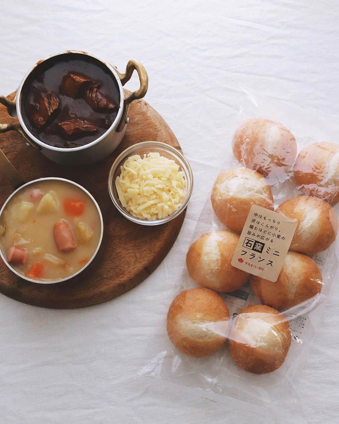 樋口正樹さんのインスタグラム写真 - (樋口正樹Instagram)「Bread Bowl . ちいさなミニフランスで 食べやすいパンシチュー、 ビーフ＆クリームの２種。 . パンの底が抜けないよう 丁寧に中をくり抜いたら はじめに具材から詰めて 隙間からルーを注ぎます。 はじめにルーはダメよ〜。 たっぷり詰め美味しいよ！ . パンはタカキベーカリーの石窯のミニフランス。ちいさなコロコロしたサイズはホームパーティーにとてもお勧め。12月のタカキベーカリーのレシピでは、ちょっとした工夫でお家でおいしくたのしむクリスマスメニューを提案してます。 👉 @takaki_bakery_official . . #パンシチュー #パングラタン #クリームシチュー #石窯ミニフランス #パーティーメニュー #ホームパーティー #ご馳走パン #石窯パン #パン部 #パンのある生活 #パン部 #パンスタグラム #パン大好き #パン好きな人と繋がりたい #おうち時間 #takakibakery #breadbowl」12月2日 12時27分 - higuccini