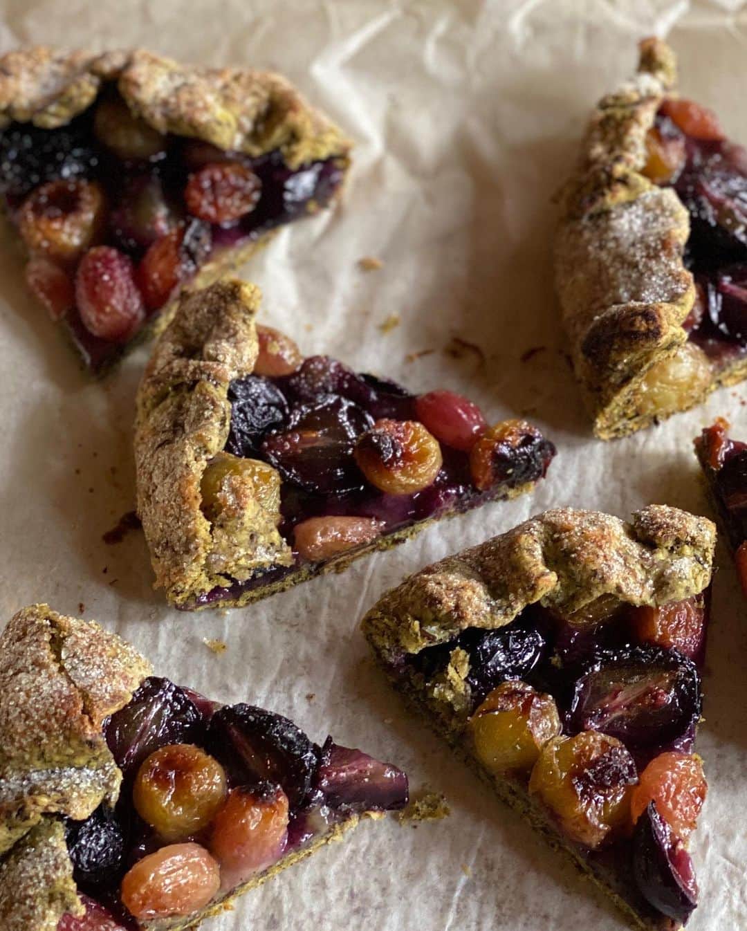 のインスタグラム：「寒くなってくるとお菓子を焼きたくなります。オーブンからのほんわりした熱と香りが心地よい季節に。  茶葉を使ったお菓子の本「茶葉でおいしい至福のスイーツ」（家の光協会）が先月発売になりました。　私は煎茶とほうじ茶を担当しています。　煎茶って〜色と香り、味、、、と悩んだのは熱い夏の日のこと。どのお菓子も茶葉ごと食べてね！的にたっぷりの茶葉を使っています。焼き上がりの香りに癒されます。  型いらずの定番のパイにはほうじ茶を生地に練り込み葡萄のパイに。煎茶は白あんと水羊羹に（ほうじ茶とこしあんにしてもおいしいです）表紙に選んでいただいた煎茶のパウンドケーキにはオレンジピールを入れてレモンのアイシングを。その他にも数品。  他の先生方のそれぞれのお茶のお菓子も興味深く、（仕上がりがなんとも美しい！✨雑な私は憧れの眼差しで眺めています。勉強！）飲むだけでないお茶、お菓子としての楽しみが広がっています。  良かったらぜひお手に取ってくださいね。 書籍の写真はもっと素敵ですー。  書籍の写真を撮ってくださったのは福尾美雪さん　@miyukifukuo ありがとうございます♡」