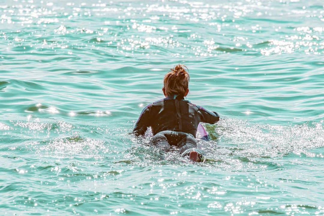金子藍さんのインスタグラム写真 - (金子藍Instagram)「1人で海へ出かけてみても 海に行けば誰かいる . こういう場所がある事が幸せ . 私も含め何年経ってもみんながサーフィンをしている そしてこうやって沖でみんなと会えるっていい . 何年経っても、サーフィンの回数が減っても、サーフィンて気持ちいい . 海の中で一気に沢山の人に会えた今日 楽しすぎっ . #roxy #roxyjapan #roxywetsuits #surf #愛知 #田原 #豊橋 #サーフィン #fitness #海 #haneypresets」12月2日 12時26分 - aikaneko_surf