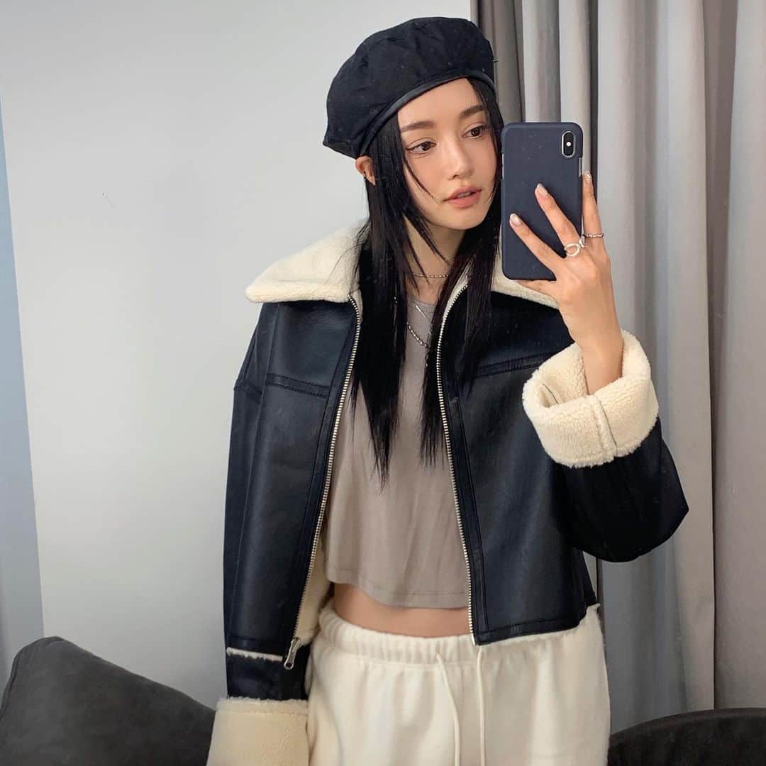 パク・ソラのインスタグラム：「옷이 예쁘면 찍고싶즹🤓」