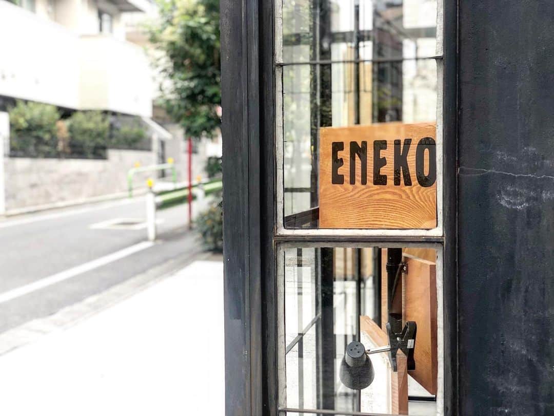 能美黎子さんのインスタグラム写真 - (能美黎子Instagram)「・ ミシュラン三つ星レストラン出身のシェフが奏でる エンターテイメント溢れるレストラン。 ・ 「ENEKO tokyo @enekotokyo 」 ・ 広尾と六本木の間くらいにあるお店。 ・ 驚いたのは、 最初のお部屋でいただPiknikaピクニック。 ピクニックを楽しむかのように 立食でいただくスタイル。 籠を開ける瞬間のワクワクから、 初めて体験するレストランでの 立食スタイルにただただ衝撃。 ・ お部屋を変えて食事を楽しむこと、 一つ一つのお料理が五感で味わえるものばかりで、 本当にエンターテイメント性溢れた おもてなしに感動でした。 ・ またお伺いしたいお店。 ・ #エネコ東京 #eneko東京 #ミシュラン三ツ星 #ミシュランビブグルマン #ミシュラン東京 #ミシュラン巡り#東京グルメ #広尾グルメ #六本木グルメ #黎ログ#美食 #美食日記 #お祝いランチ #ピクニック#エンターテイメントレストラン #もう一度行きたい #予約困難店 #予約困難 #美味しいもの好きな人と繋がりたい #美味しいお店 #お洒落レストラン #贅沢ランチ #休日の過ごし方 #休日ランチ #女子会ランチ #食べ歩き#東京女子部#食べ歩きの旅 #飲食店応援 #飲食店がんばろう」12月2日 12時29分 - reikonohmi