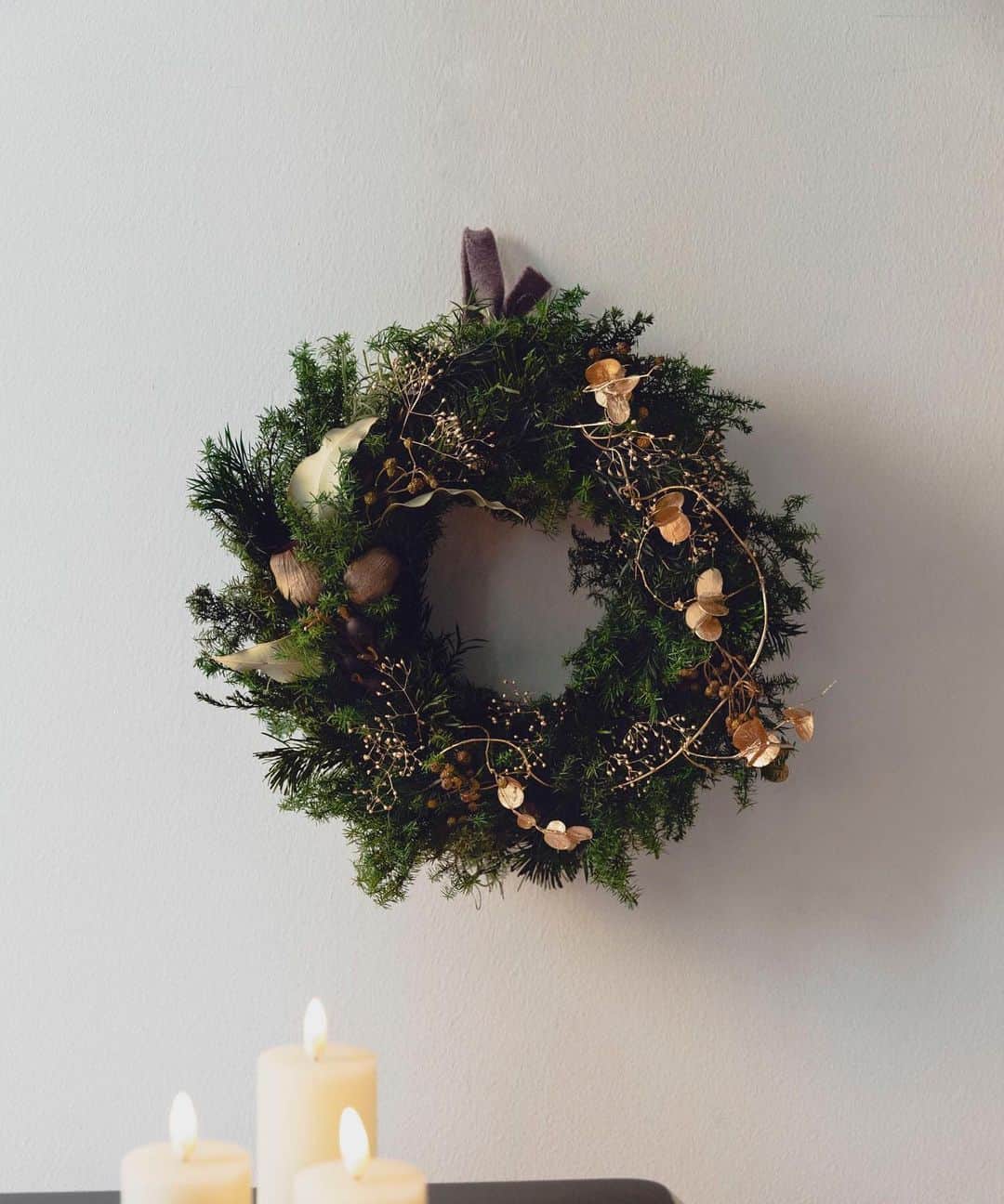 センスオブプレイスさんのインスタグラム写真 - (センスオブプレイスInstagram)「ㅤㅤㅤㅤㅤㅤㅤㅤㅤㅤㅤㅤㅤ 【BLOMSTER】 クリスマスリース  玄関やお部屋に一つ飾るだけでその場所を素敵に演出してくれるクリスマスアイテム! たっぷりの天然素材の木の実やレッド×ゴールドのオーナメントを飾ったこの季節にぴったりなリースです。 また、リースとは永遠を意味しその他にも幸運、幸福を呼び込むお守りという言い伝えがあります。 こちらのアイテムは専用のBOXが付属しているのでクリスマスプレゼントにもおすすめの一品です。  #senseofplace  #blomster  #christmas  #クリスマスリース」12月2日 12時30分 - senseofplace_ur