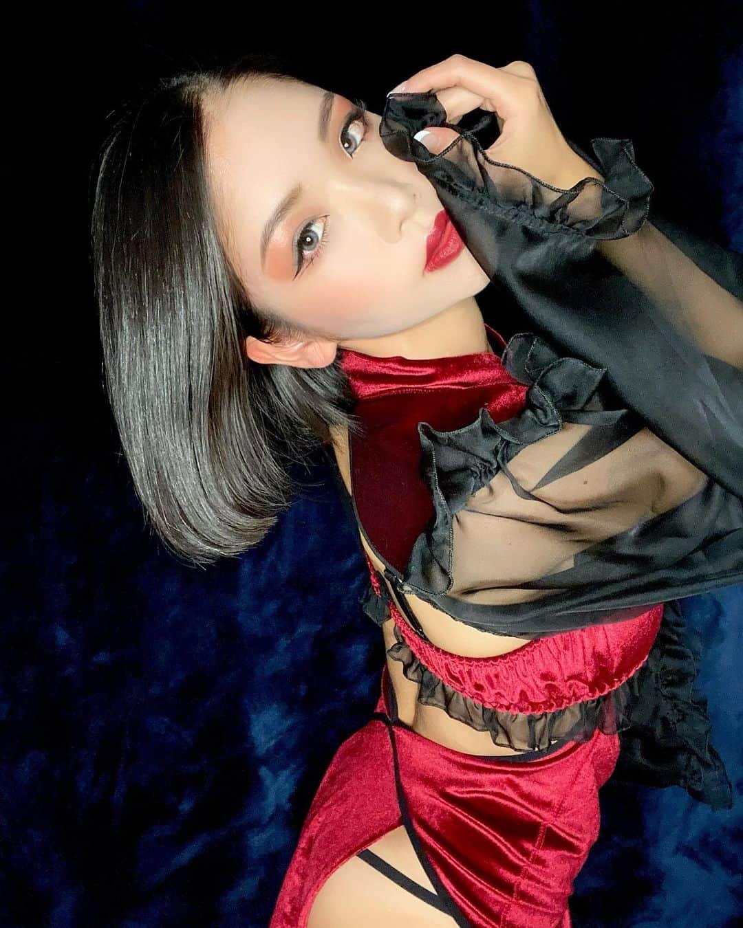 Yukkyのインスタグラム：「2020年も早いもので残すところ 約1ヶ月となりました🧚‍♂️ 今年は世の中みんなが大変な年でしたが、 今またこうして舞台に立たせて いただけていることに感謝します😌 . 2020年最後の月。 みなさんで楽しい時間を たくさん過ごしたいです🤜🏼🤛🏼 今月もよろしくお願いします🖤 . . . . . #burlesquetokyo#burlesque#showgirl#showdancer#japanesegirl#selfie#selca#mood#instalike#instapic#instadaily#lfl#costume#anime#hiphop#trap#bodymake#makeup#tokyo#2020#バーレスク東京#バーレスク#ダンサー#コスチューム#黒髪ボブ#被写体#赤メイク#ボディメイク#トレーニング女子#東京」