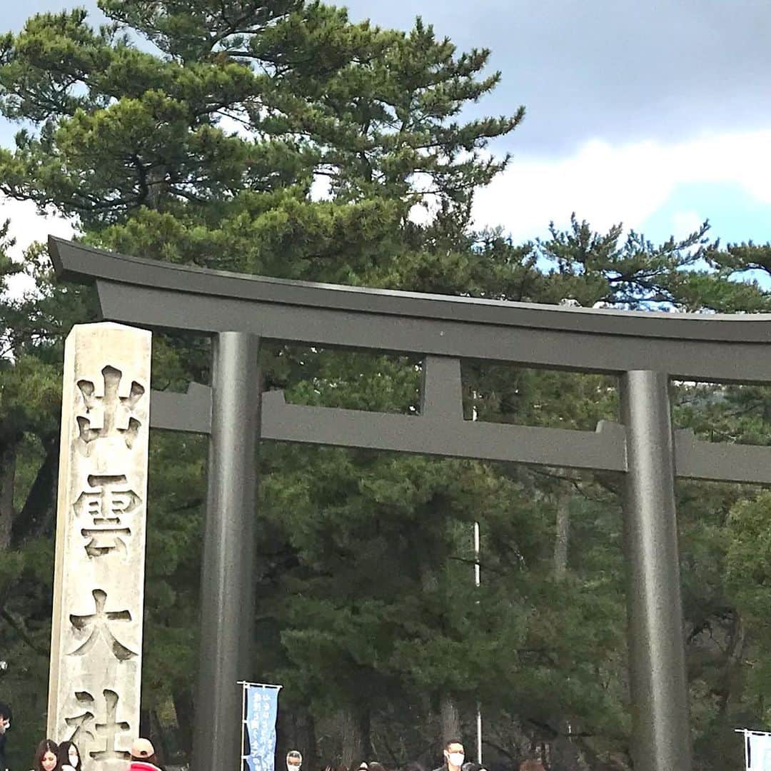 のインスタグラム：「神在月 出雲大社にて正式参拝をさせて頂きました⛩🙏 八百万の神様がここ出雲にお集まりになるこの月にご縁を頂き参拝をさせて頂く素晴らしい機会を与えてくださった方々に、心から感謝致します 素敵な出逢いも沢山あり、大変有意義な時間でした✨✨✨  #出雲大社 #神在月」