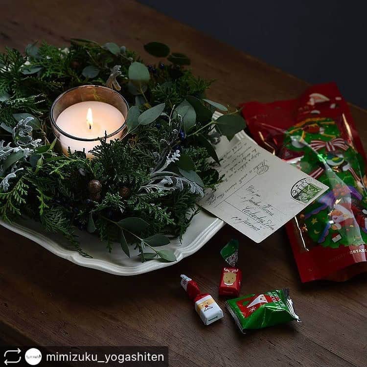 モロゾフ（公式）さんのインスタグラム写真 - (モロゾフ（公式）Instagram)「#リポスト  オンラインショップ限定みみずく洋菓子店より自分時間を充実させるためのヒントが詰まったミニコラムをお届けします。  12月に入り、イルミネーションが綺麗な季節になりましたね。 プチギフトや自分へのご褒美にクリスマス限定のチョコレートの詰合せはいかがでしょうか。  - - - - - - - - - - - - - - - - - - - - - - - - - - - -  【季節のおすすめスイーツ／プチギフトにぴったりなチョコレートの詰合せ「クリスマスサプライズ」】﻿ ﻿ ﻿ 今年も心浮き立つクリスマスが近づいてきました。﻿ 街中できらめくイルミネーションや大きなツリーを見ていると、つい口ずさみたくなるクリスマスソング。﻿ お菓子屋さんに並ぶクリスマス限定の商品にも誘惑されます。﻿ ﻿ ﻿ みみずく洋菓子店では、手作りのリースとキャンドルを飾りました。﻿ お客様には、ミルクチョコレートやクランチチョコレート、ミルフィーユショコラなどを詰め合わせた「クリスマスサプライズ」もご用意。﻿ キラキラした赤や緑のラッピングが、クリスマス気分を高めてくれます。﻿ ﻿ ﻿ サンタクロースのプレゼントを心待ちにしていた子どもの頃のように、今年も素敵なクリスマスを過ごしましょう。﻿ ﻿ ﻿ ・・・・﻿ ﻿ ﻿ モロゾフではクリスマスコレクション2020を販売中！﻿ ▼詳しくはモロゾフプロフィールのリンクよりご確認ください﻿🎄 @morozoff_sp﻿ ﻿ ﻿ ﻿ #みみずく洋菓子店 #モロゾフ #morozoff #暮らしのヒント #クリスマス #christmas #リース #キャンドル #丁寧な暮らし #自分時間 #充実 @mimizuku_yogashiten」12月2日 12時31分 - morozoff_sp