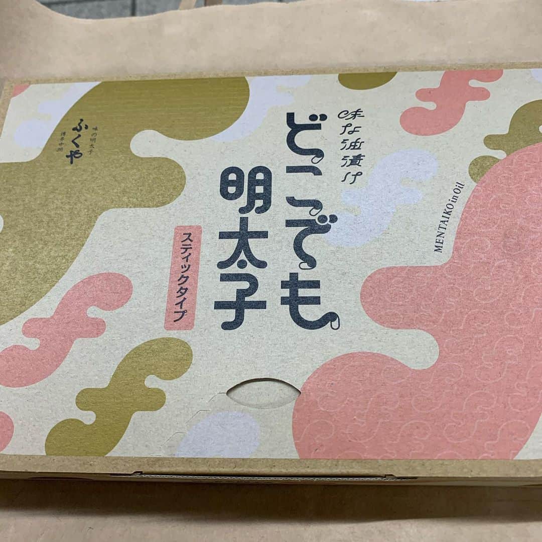 中澤裕子のインスタグラム：「🚅🚅 今年最後の広島へ。  ザ・福岡！ な手土産持って😊  #広島テレビ #テレビ派 #月一レギュラー #今年最後行けて良かった」