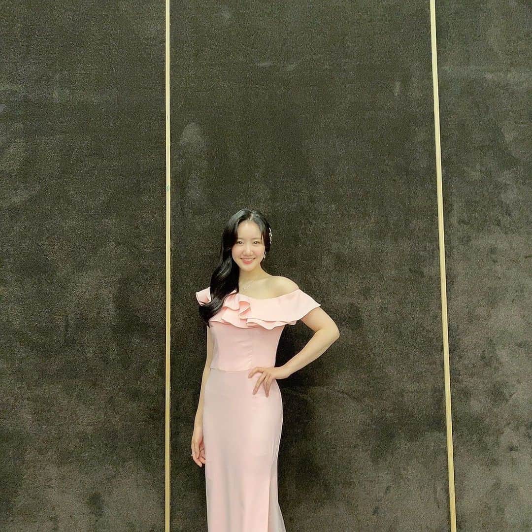 チン・ジヒのインスタグラム：「안녕하세요 청아예고 홍보모델 #유제니 입니다🤣 #펜트하우스 #드레스 입은 날👗」