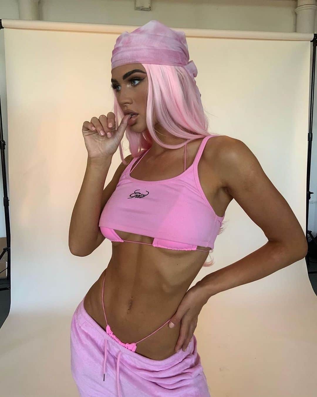 tiger Mistさんのインスタグラム写真 - (tiger MistInstagram)「ON WEDNESDAYS, WE WEAR PINK 💕👙 SHOP UP TO 80% OFF STOREWIDE, CYBER MONDAY SALE! TM babe @abigailgoddard wears the @iamgia Bambi bikini top + bottom NOW $40 AUD each + Torres pant NOW $65 AUD!」12月2日 12時44分 - tigermist
