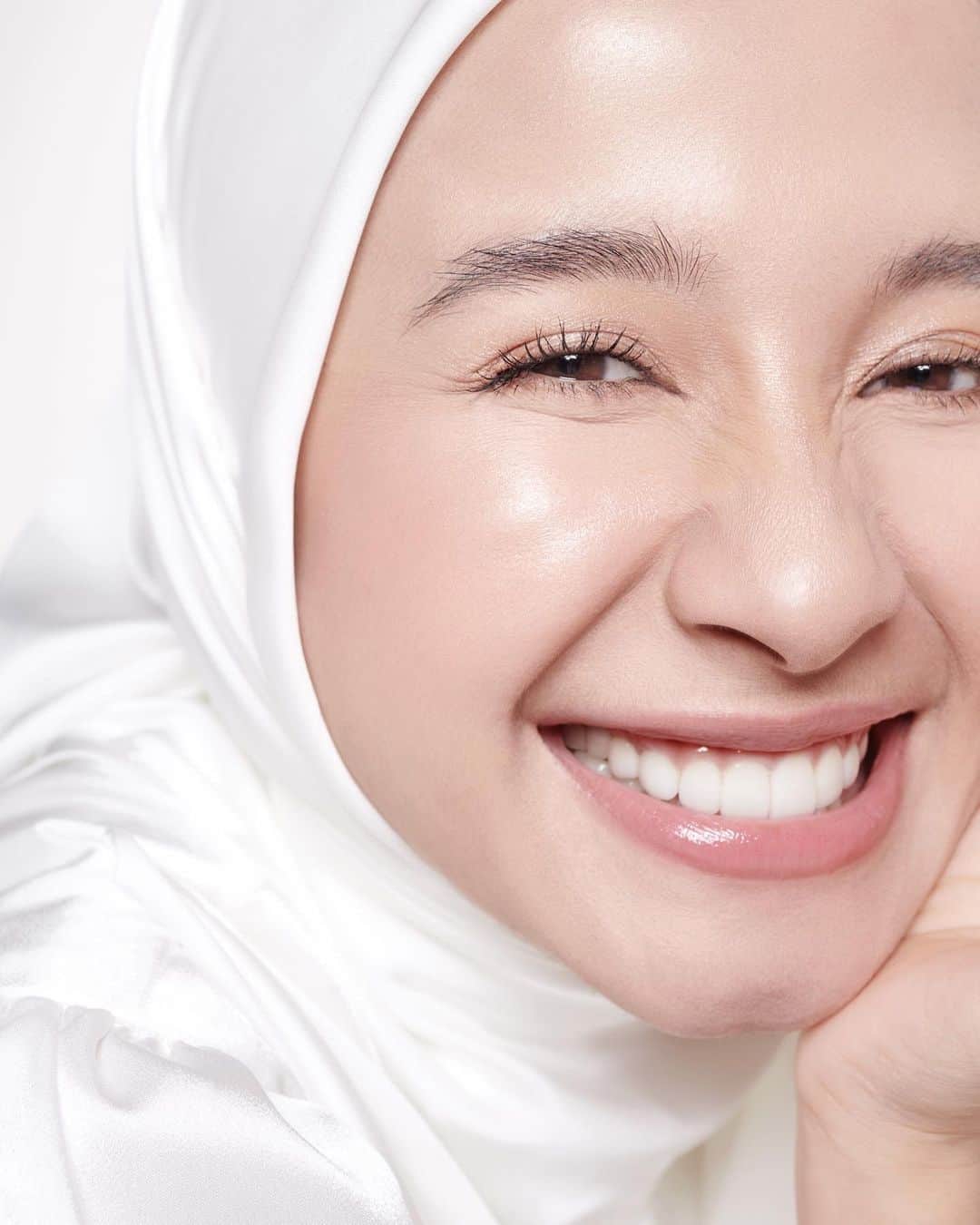 ラウディアシンシアベラのインスタグラム：「Bismillah.. AKHIRNYA HARI INI JAM 1 SIANG @lbeauty.bylcb LAUNCHING!  Super happy dan deg-degan juga nih🤍🤍   Alhamdulillah.. terima kasih ya buat kalian yang udah selalu support dan kasih doa-doa terbaiknya buat #LBeauty. Walaupun aku gak sempet balas komennya, tapi aku baca dan Masya Allah..  aku jadi terharu liat antusiasnya🥺  Buat yang mau jadi yang paling duluan nyobain L Beauty UV Perfecting Cushion, cara ordernya gampang, kamu tinggal klik link di bio @lbeauty.bylcb aja ya.  Gak sabar rasanya nunggu review dari kalian semua, Insya Allah cocok ya untuk semua perempuan 🥰  #LoveConfidenceBeauty  #cantikitusimpel✨」