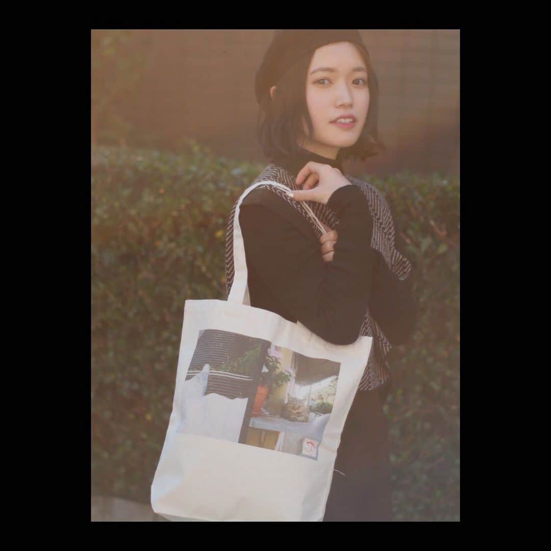 美山加恋のインスタグラム：「本日！12/2までのご購入で、 バースデーイベント前日にグッズが届きます！  まずはトートバッグ💁🏼  サイズは大きめ！  買い物のエコバッグにも使えるし、ノートパソコンも入るくらいサイズは余裕があります  生地もしっかりめ✨  プリントされた写真は、自前のハーフカメラで撮った写真です…✨  よかったら使ってくださいね☺︎  購入はofficial shopから！  https://store.plusmember.jp/shop/products/list.php?category_id=1607」