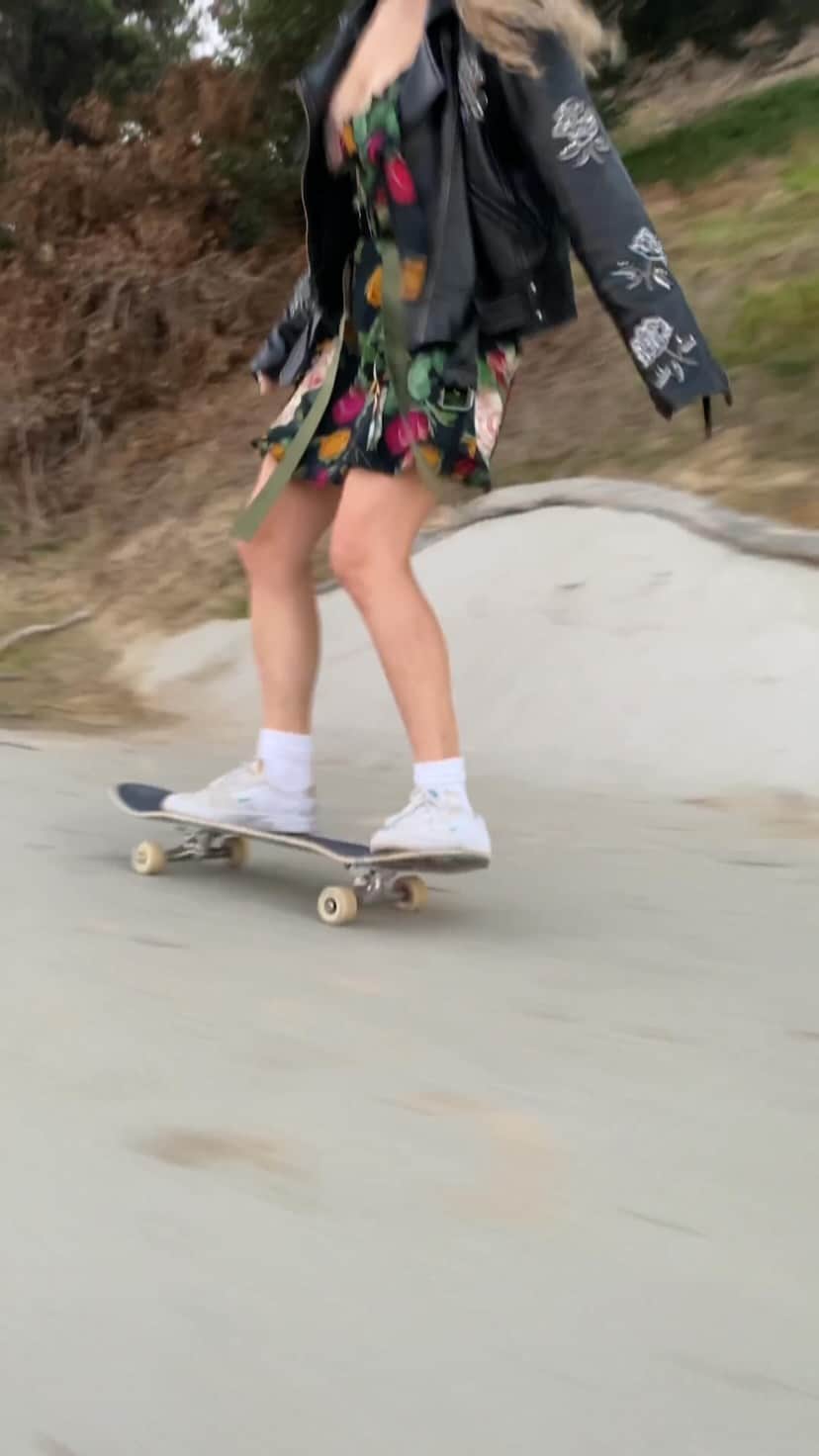 ニコールミラーのインスタグラム：「@drdinokills couldn’t get any cooler skating in our Reine Rose Mini Dress and Rose Moto Jacket 🙌🏻🛹 #NMStyle」