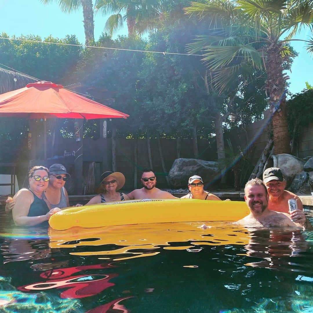 ドミニク・バーンズのインスタグラム：「Take me back to #PalmSprings with the fam!!! ♥️🌈🎉🌊🍾 . . . . #summer #ps #party #family #fun #insta #pool #poolside #beer #beerpong #bday #50 #hangout #recharge #joy #peace #takemeback #rainbow」