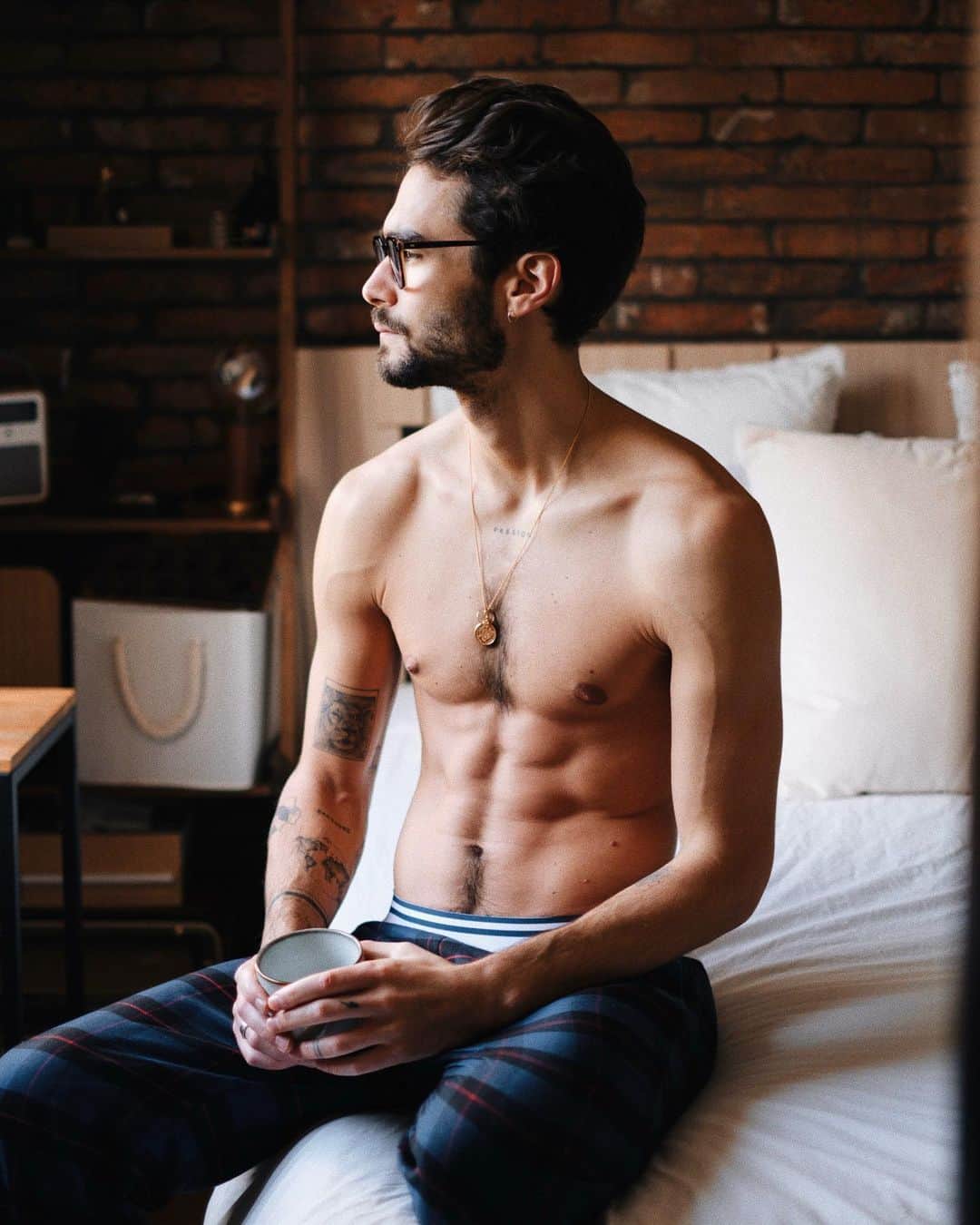 NICOLAS SIMOESのインスタグラム：「Comfy at home ☕️  & happy to be a part of the @undizfamily! #UndizFamily #ad ✌🏻」