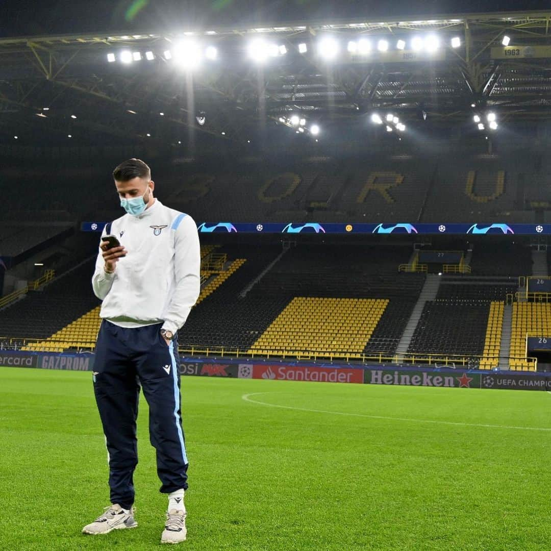 SSラツィオさんのインスタグラム写真 - (SSラツィオInstagram)「🎙🚶🏻‍♂️ Press conference & walk around in Dortmund!   #CMonEagles 🦅」12月2日 3時57分 - official_sslazio