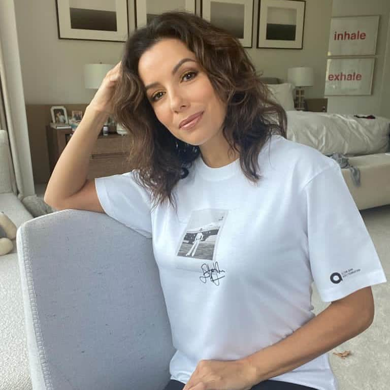 エヴァ・ロンゴリアさんのインスタグラム写真 - (エヴァ・ロンゴリアInstagram)「My dear friend @victoriabeckham and @eltonjohn created a special VB T-shirt in support of #WorldAIDSDay today – 50% of the T-shirt’s sales go straight to @ejaf to continue funding the brilliant work they do. Get yours at victoriabeckham.com!」12月2日 3時58分 - evalongoria