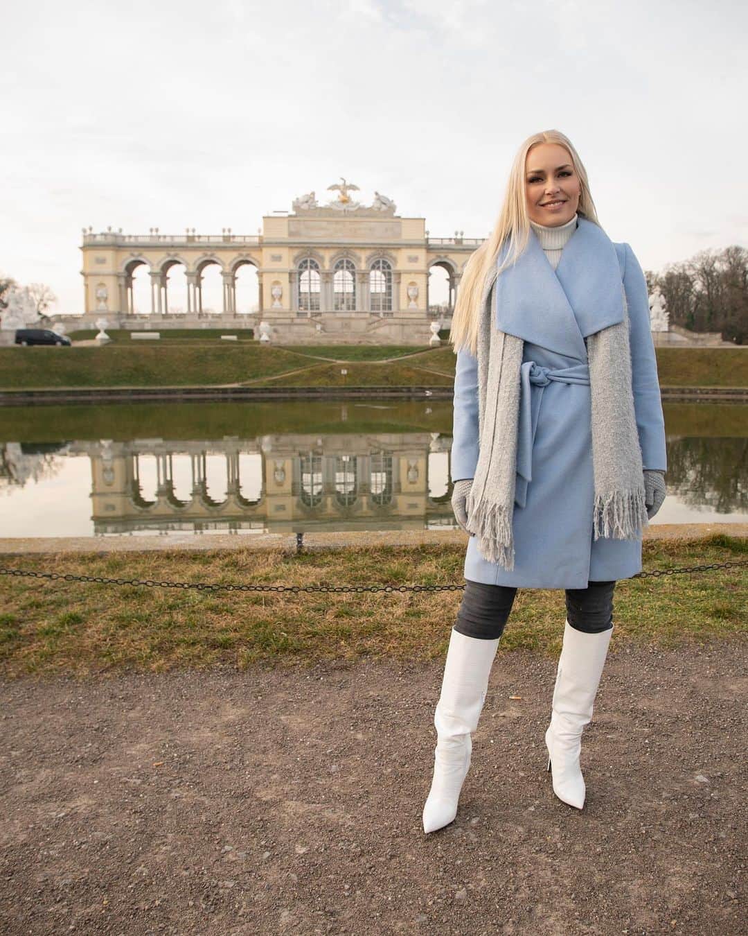 リンゼイ・ボンのインスタグラム：「Austria! One of my favorite countries in the world. I’d been there a million times but never spent time in Vienna. Such a beautiful city ❤️ 🇦🇹 @thepackonprime #episode5」