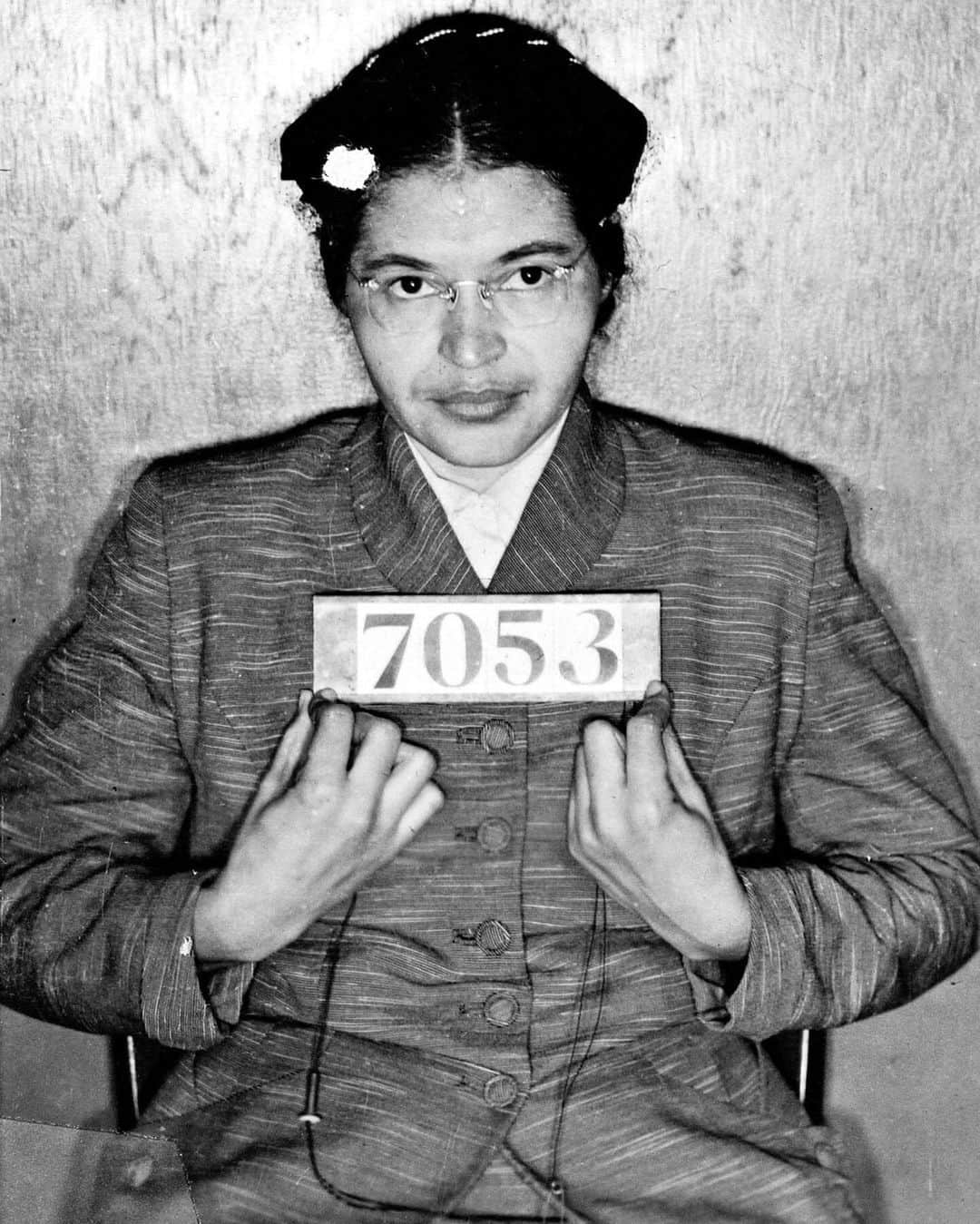 コモンのインスタグラム：「On This Day, 65 years ago, the longtime activist Rosa Parks was arrested after refusing to give up her seat on the bus to a white man in Alabama. The rest is history.」
