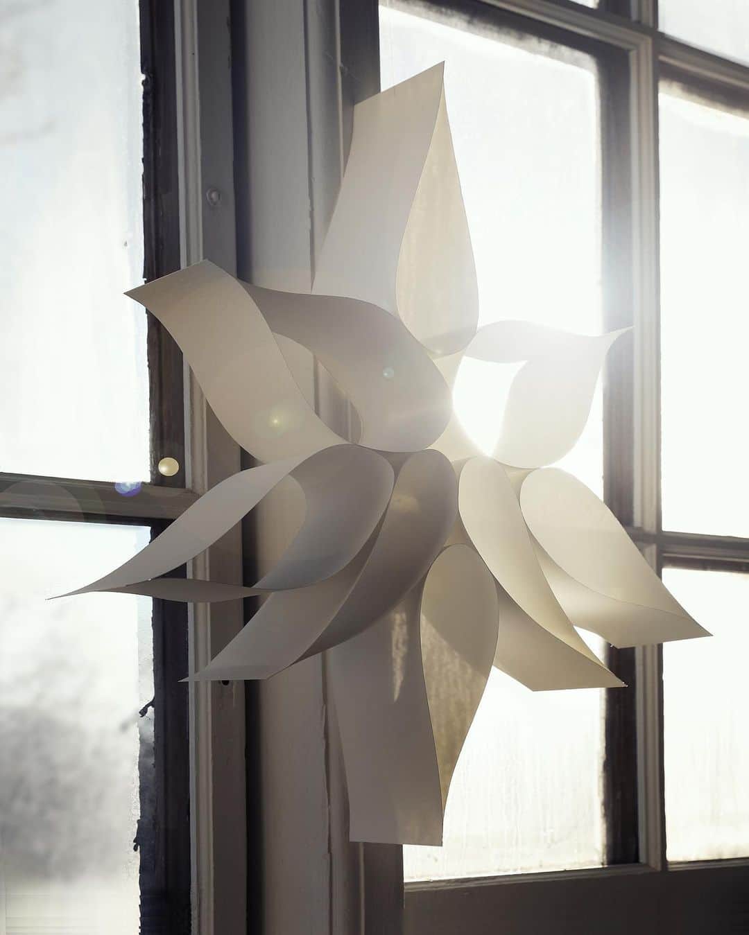 のインスタグラム：「Christmas Paper Craft XXL 🌟 Tillverkad av 8 breda pappersremsor utskurna av ett större kartongark, böjda och sammanfogade med tejp och limpistol. Kanske borde ha gjort dem lite mindre så att stjärnan behöll sin form bättre som upphängd dekoration men fin ändå, tycker jag. Experimentera dig fram till din egen storlek och form - beroende på vad du har för papper att jobba med. #julpyssel #christmascrafts」