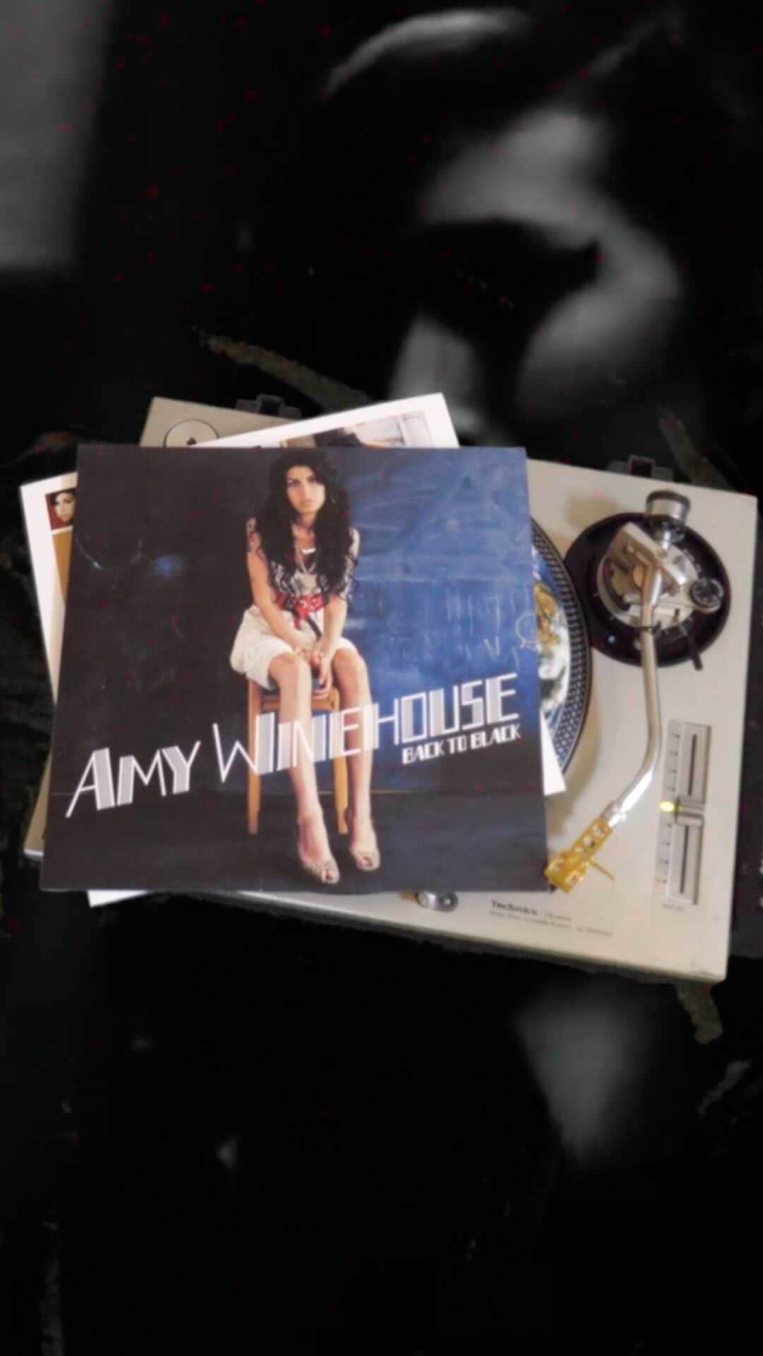 ルディメンタルのインスタグラム：「Iconic album by the late, great @amywinehouse - 'Back To Black' 🖤」