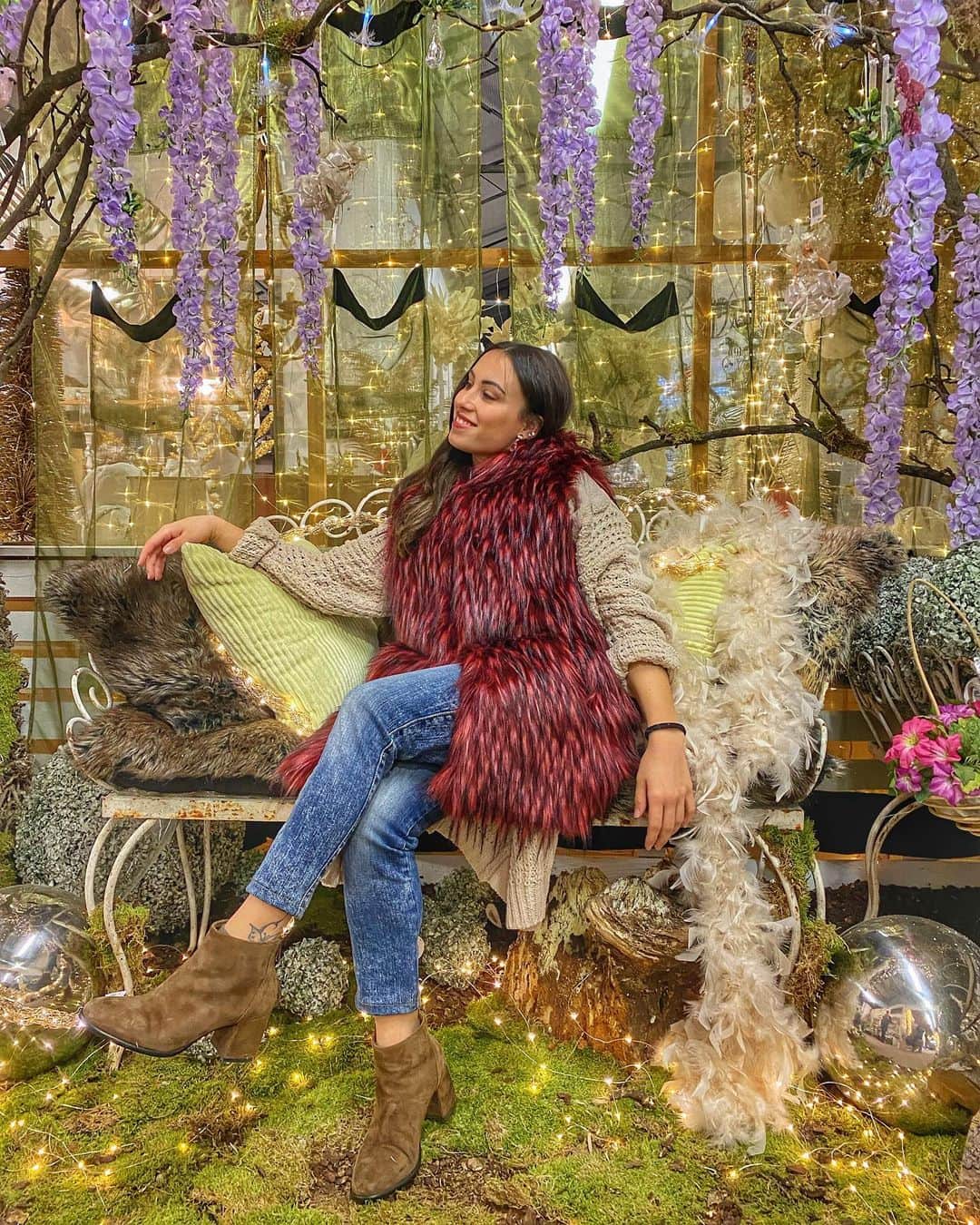 バネッサ・フェラーリのインスタグラム：「Ed eccoci a Dicembre, un mese dove possiamo distinguere due tipi di persone... C’è chi ama il freddo ☃️ e chi lo detesta🥶, chi ama il Natale 🎄🎅🏻 e le festività e chi non ne vuole sapere🙅🏻‍♀️. Ma soprattutto c’è chi è consapevole che ingrasserà 🐽 e chi mente🤥❗️  E tu che tipo sei??? 😄🤔  #vanessaferrari #welcome #dicember #christmasiscoming」
