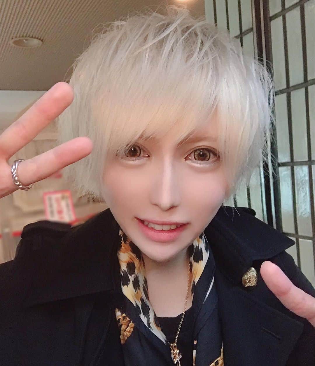 マシロンケーキのインスタグラム：「早いものでもう12月ですね。　 どうもまたもや久々の更新になりました(しかも文字数多すぎだろ) . 写真はリムジンナンパの撮影の時ですね。 バタバタした撮影で歌舞伎町で終わるものだと思っていましたが色々ちょっとしたハプニングがありました。 よかったらYouTubeの方で動画みてくれると嬉しいです(笑顔) . 今年一番初めに週1で出していくみたいなことを動画内で言ってましたが動画自体つまらなくなりそうだったのでそれはしたくないと思いやめました。 ごめんなさい(もっと謝れ) . 12月はボクが心から尊敬していて大好きな人と撮影する予定です(ゲイではない) 更新頻度もなんとかあげていたけたら思うのでよろしくお願いします(何をお願いしてんだよ) . いつもSNSやYouTubeの動画に反応してくれて本当にありがとうございます。 感謝してます。 これからもいろんなものを一緒に見ていこうぜ🙋‍♀️ (なんかインスタやめるような勢いの文字数ですみません笑) . . . 追記 おジャ魔女どれみにまたハマりました。」
