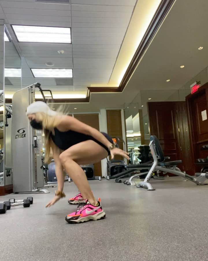 Sascha Barbozaのインスタグラム：「Full body workout-entrenamiento de tren superior e inferior. Esta es una rutina que pueden hacer esos días que no tienen casi tiempo de ir al gimnasio, que están debatiéndose entre hacer cardio y pesas, hacen esta rutina y listo, trabajas un poquito de la parte superior y un poco de la parte inferior, les ayudará a quemar calorías, darle un empujón al metabolismo y fortalecer masa muscular.  . Calentamiento: trata de saltar cuerda si tienes en casa, haz 3 rondas de 30-60 segundos, si no tienes una cuerda, salta en el sitio imitando al movimiento de saltar cuerda, queremos activar circulación y calentar los músculos.  . RUTINA. Leer con atención. . El primer ejercicio lo van a hacer al principio de cada serie, hay tres combinaciones, sentadillas con bíceps, desplante lateral con contracción isométrica enfocada en hombros y desplantes en reverso con elevaciones laterales, Cada uno de ellos lo harán en súper serie con el primer ejercicio, es un tipo de pliométrico, se hace de 30 a 60 segundos, apenas completen esos segundos pasan al ejercicio de pesas como tal. Descansan 30 segundos y vuelven a arrancar hasta completar 4 súper series. terminan esa súper serie o combinación, descansan un minuto y pasan a la siguiente combinación.  Al completar todo si tienen tiempo pueden hacer nuevamente tres rondas saltando cuerda, cada ronda de 30 a 60 segundos.  . Pliométrico: 30-60 segundos , se combina con todos los ejercicios haciendo superseries.  Sentadilla con curl de bicep/hammer: 4 series de 12-15 reps. Alternado con pliométrico.  Desplante en reverso con elevación lateral. 4 series de 12 repeticiones de cada lado alternado en súper serie con los pliométricos.  Desplante lateral con contracción isométrica en hombros. 4 series de 15 de cada lado alternado con los pliométricos. Consideración importante, aquí se van a parar con los pies separados más ancho que tus hombros, van de un lado al otro , Traten de echar los glúteos hacia atrás, mantener siempre los brazos de forma lateral, como en la culminación del movimiento de una elevación lateral, allí los sostienen, no busquen mancuernas muy pesadas si no van a lograr mantener los brazos fijos.」
