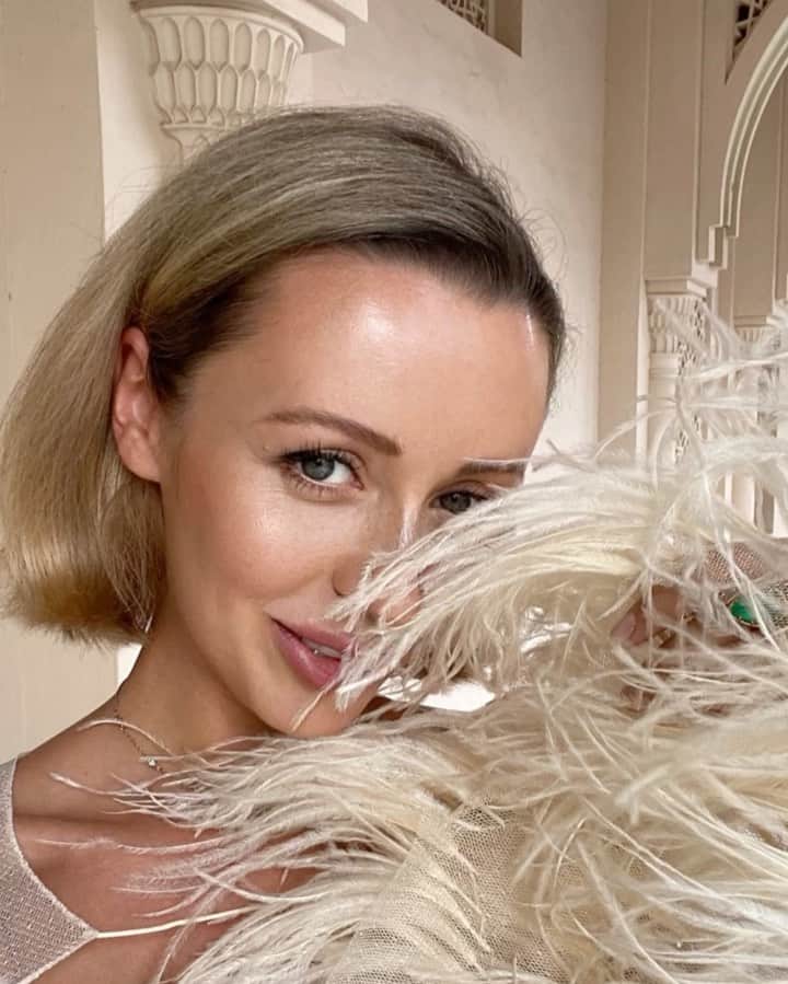 Nataly Osmannのインスタグラム：「«Charm is a mixture of naturalness and coquetry». Когда переводила фразу «Обаяние – смесь естественности и кокетства», почему-то вдохновило, что обаяние-это шарм на англ., сразу полезла в этимологию слова и удивилась ещё больше: Шарм заим. в XVIII в. из франц. яз., в котором charme — производное от charmer — «очаровывать» (от лат. carmen — «стихотворение, песня; волшебная песня, прорицание»).  А ведь можно красиво называть женское состояние песней или поэзией...」