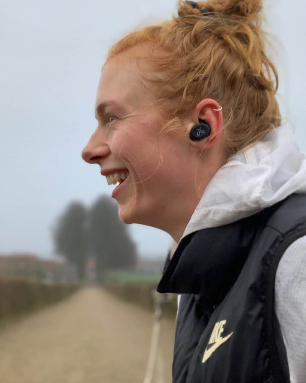 マチルドU・クラマーのインスタグラム：「Reklame  rainy weather is no problem with the waterproof @jaybirdsports in my ears! 🤩  You can now again get 15% off your Jaybirds with the code: mathilde15. Maybe a Christmas present for someone special? 🎁」