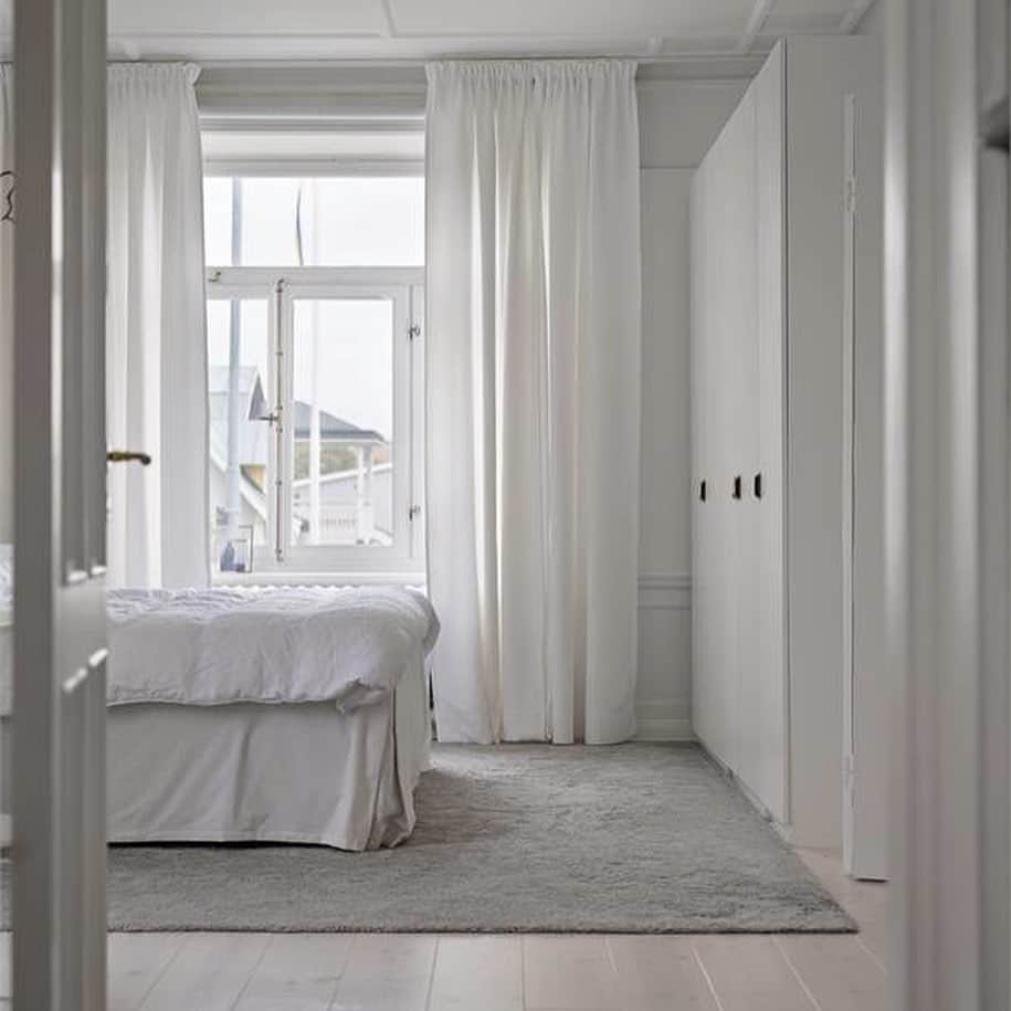 Frida Ramstedtのインスタグラム：「Have you seen that @nadjamini is selling her white dream house via @objektvision Search for Lilla Olivelund on Hemnet 👌🏻  Adress: Högbergsgatan 3, Södertälje Listing: @florinpartners  Styling: @nadjamini  Photo: @fab_sthlm」