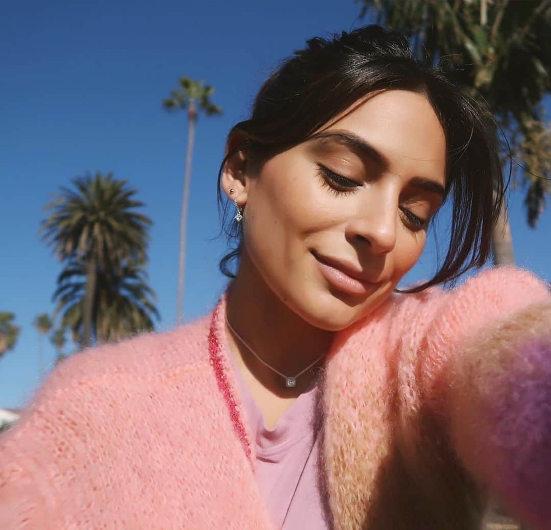 Ana Brenda Contrerasのインスタグラム：「Ya vieron mi look inspirado en las piezas de estrella de la joyería de @theofficialpandora ¿Cuál es su pieza favorita? #PandoraMx #SomethingAboutYou 💕」