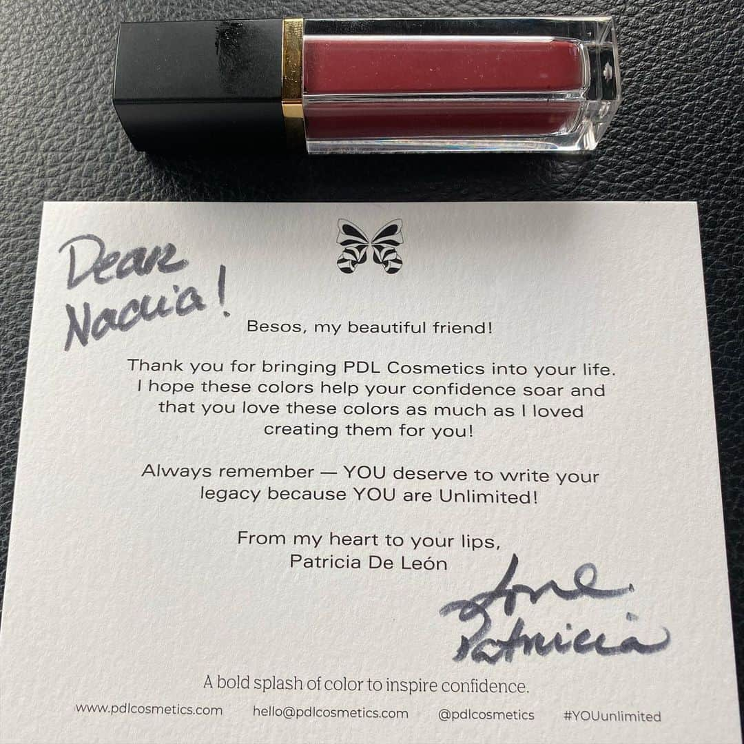 ナディア・ダジャニのインスタグラム：「Because @peri.gilpin posted about this company, i ordered a lipstick and it is the BEST. Please #shopsmall this season! Also #femaleownedbusiness let’s help our sisters! @pdlcosmetics ❤️❤️❤️ #vegan #crueltyfree」