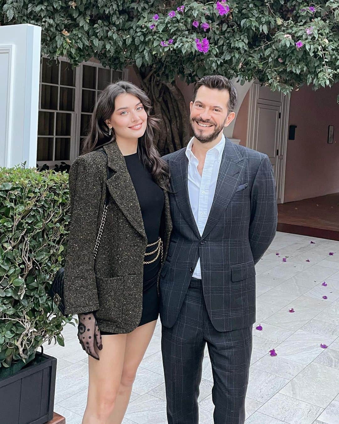 ジェシカ・ジェーン・クレメントのインスタグラム：「Not me wearing gloves to lunch right before the proposal because I severely burned my left hand a few days earlier 🙃」