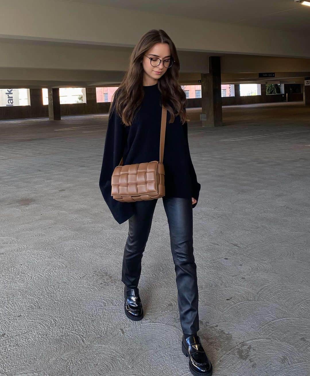 Jブランドさんのインスタグラム写真 - (JブランドInstagram)「@weronikazalazinska looking street smart in our luxe leather #inmyjbrand」12月2日 4時40分 - jbrandjeans