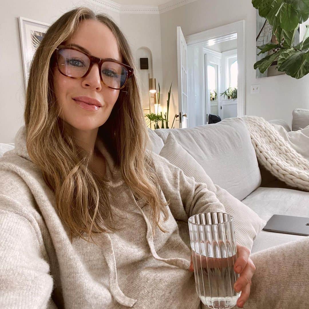 Helena Glazer Hodneさんのインスタグラム写真 - (Helena Glazer HodneInstagram)「From sunglasses to blue light frames, my favorite @colorsinopticsltd nail it every single time. Right now through 12/6, they’re having 30% off sitewide with the code CYBERMON30! #colorsinoptics」12月2日 5時02分 - brooklynblonde1