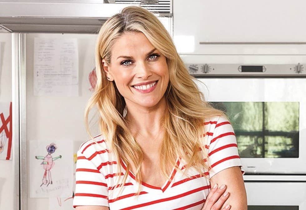 アリ・ラーターのインスタグラム：「Hey guys! Want to get revelrous in the kitchen with me? I am donating a zoom cooking class to Teen Hotline! It can be just us,  or with a friend or teen that needs to learn to cook! We can find your signature dish, or just have fun together while we cook up a delicious meal!  When the pandemic started, I learned about this incredible organization. They help troubled teens with the stresses and problems they are dealing with. They try to support them and guide them before it becomes a crisis. Their mission is to provide teen to teen support using a national hotline, digital technology, and community outreach. Instead of just buying another present, gift someone you love the experience of cooking together while helping a child in need. Link in my bio #teenlineonline #nonprofit #hotline #charitybuzz」