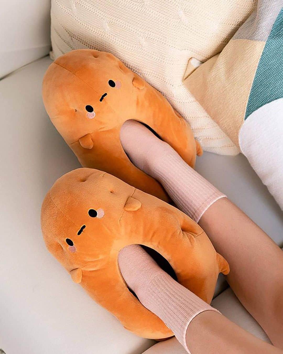 Urban Outfittersさんのインスタグラム写真 - (Urban OutfittersInstagram)「The best thing about these potato slippers (aside from the fact that they're potato slippers) is that they're USB powered and warm up to keep your toes warm. Tap to shop!」12月2日 4時59分 - urbanoutfitters