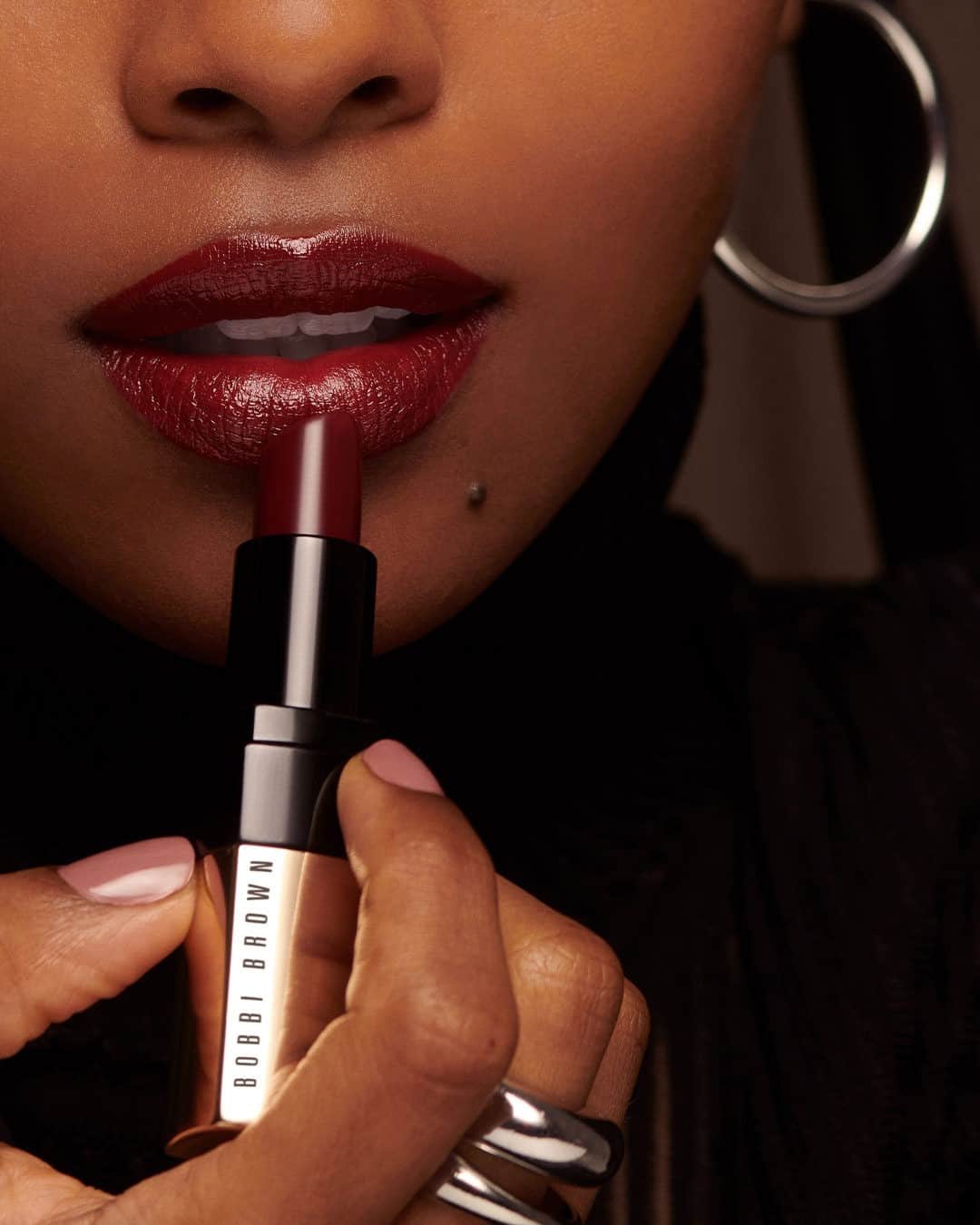 のインスタグラム：「A bold lip changes everything. Go all in with a swipe of something Luxe. @boshiaraejean wears Luxe Lip Color Lip Color in Your Majesty.   #bobbibrown #luxelip #lookswelove #lipswelove #boldlip #falllook #fallmakeup #falllipstick」