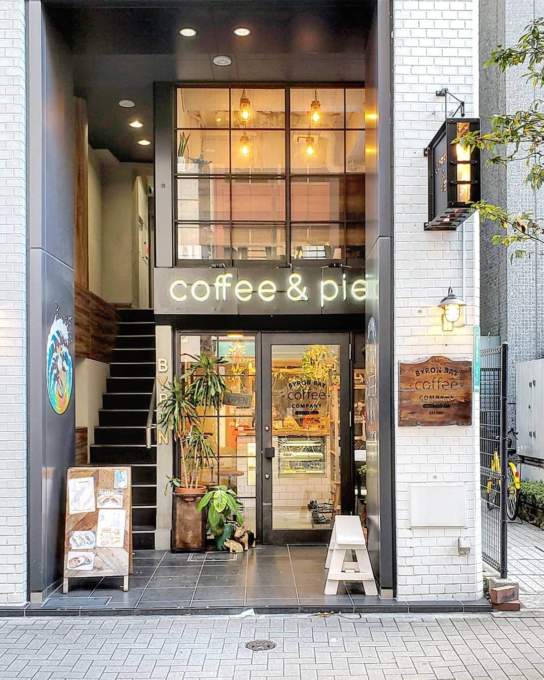 CAFE-STAGRAMMERさんのインスタグラム写真 - (CAFE-STAGRAMMERInstagram)「Which do you prefer, coffee or pie?  コーヒーとパイと、その時間それだけでいい♪ #日本橋 #カフェ #☕ #cafe #nihonbashi #tokyocafe #cafetyo #日本橋カフェ #バイロンベイコーヒー日本橋 #バイロンベイコーヒー #バイロンベイ #bayronbay #bayronbaycoffee #bayronbaycoffeenihonbashi」12月2日 5時11分 - cafetyo