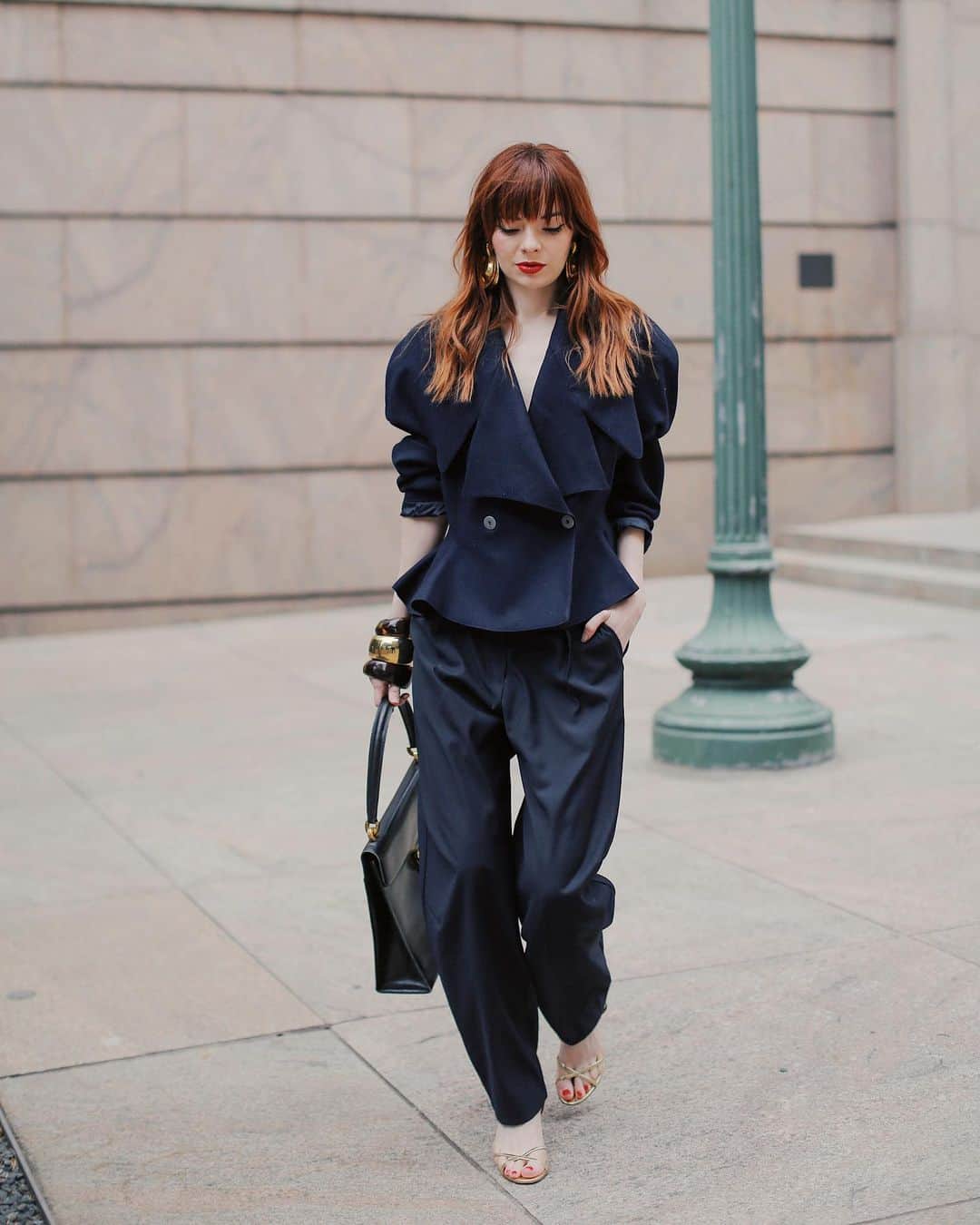 ジェーン・アルドリッジのインスタグラム：「Pre-pandemic times, having an obsession with navy right now and would love to have the occasion for this look 👀」