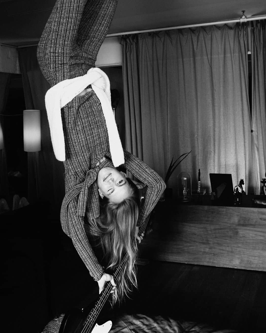 ラグ&ボーンのインスタグラム：「Holiday house party for one. The Raimi set is our textured rib knit top and pull on legging. Perfect for dressing up or for just... hanging.」