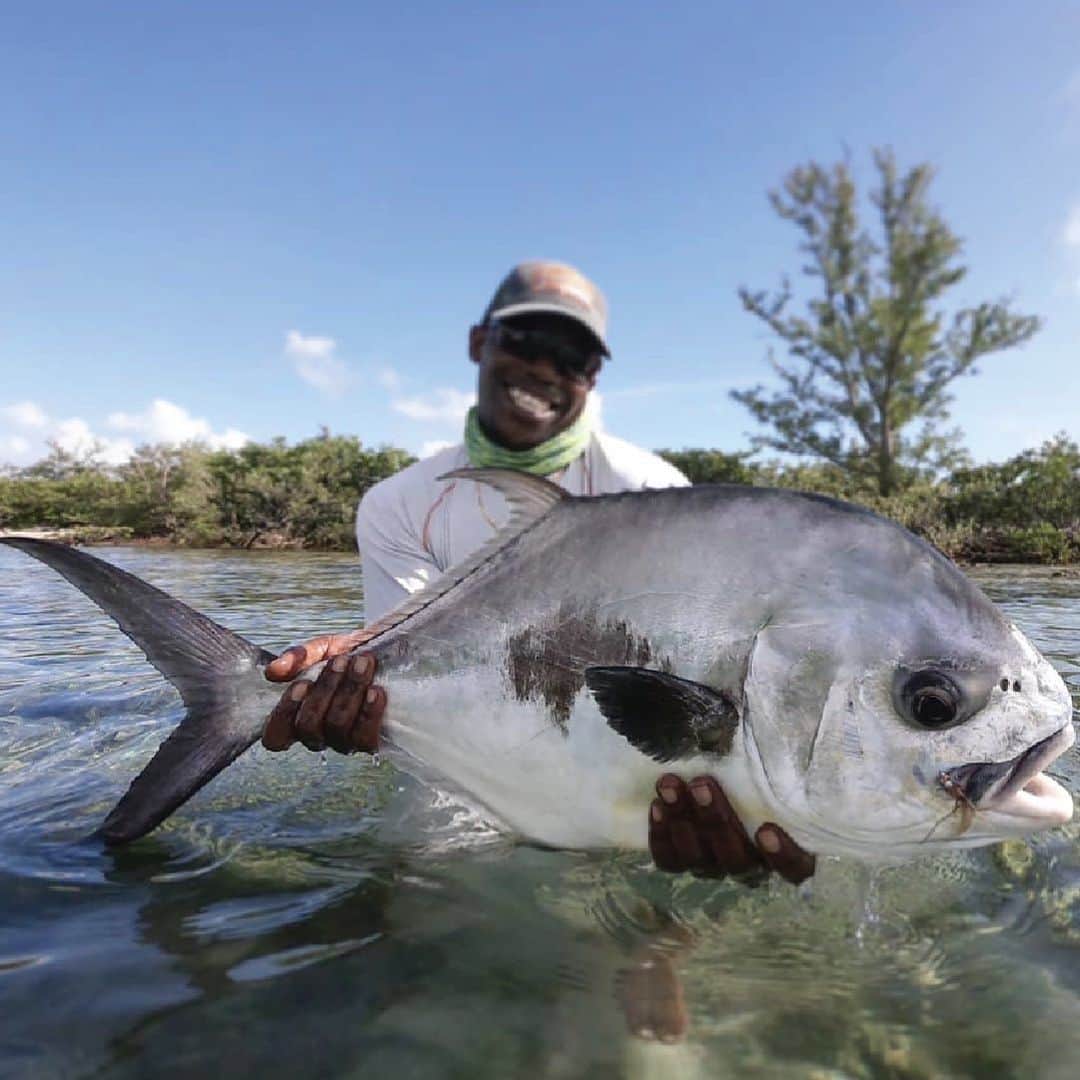 Costa Sunglassesのインスタグラム：「This holiday season we got out on the water with our pros and partners for a few quick casts on their home waters. Each of them has a story to tell and a few recommendations on the gear that’s helped them #SeeWhatsOutThere along the way. It’s the community that binds us this time of year, and we’re excited to share a little bit more of our own with you.  #CostaGiftGuides Day 1  Travis Sands @flats_phantom  “Riding out the storm in Abaco was not the smartest decision I’ve ever made in life…it was hell on earth.” - Fly fishing guide and Costa ambassador Travis Sands on riding out Hurricane Dorian in the Bahamas.  Costa’s OneCoast initiative is dedicated to bringing relief to our coastal family and friends, like Travis, affected by natural disasters. Please join us as we seek to rebuild, restore and repair these areas we call home. Learn more at onecoast.net.」
