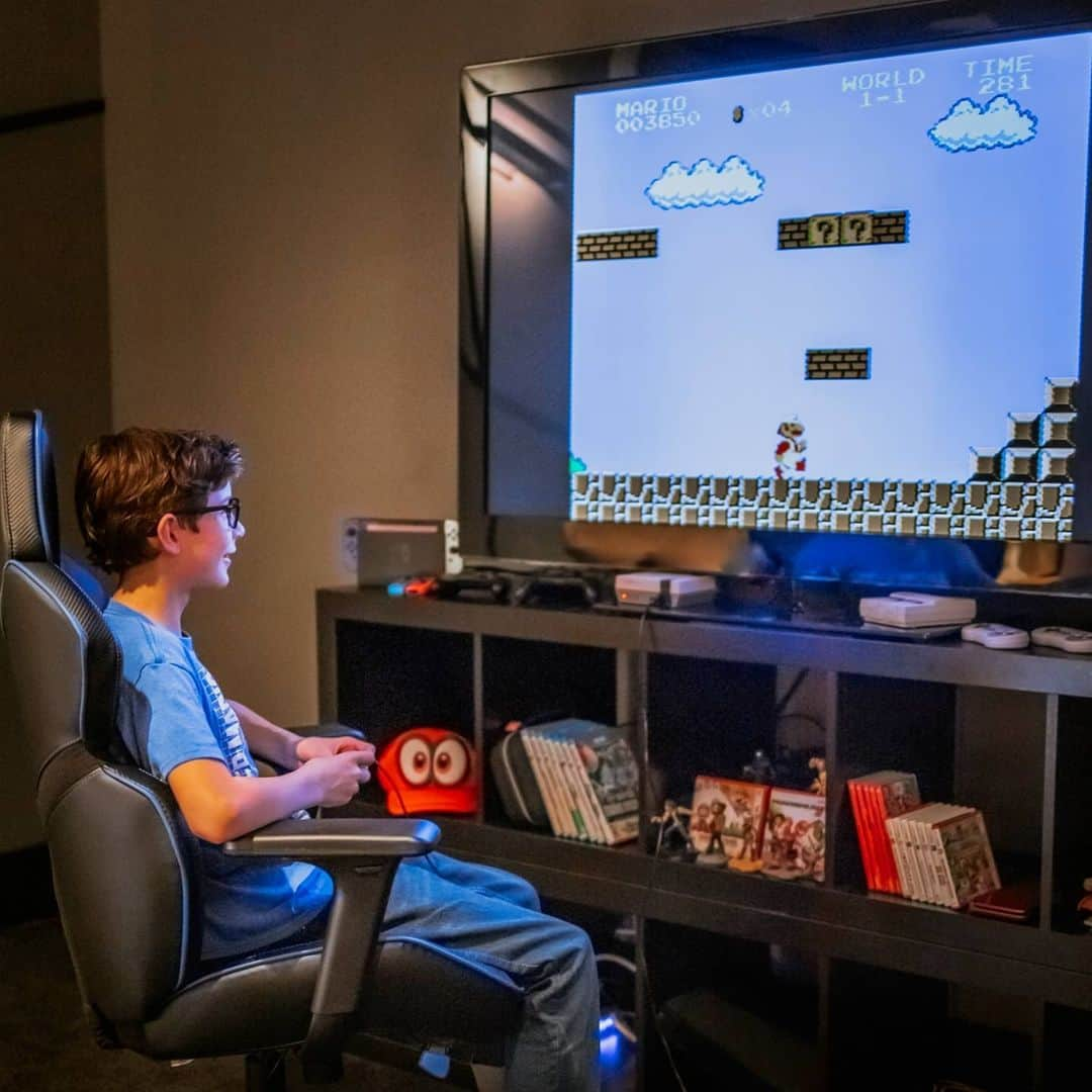 ジェイコブ・トレンブレイのインスタグラム：「#ad I remember when I received my NES Classic Edition system. I was so excited to play the original games with my Dad. When we first started playing together I could not beat him in a single game, but many games later I am now the family champ! #MyMarioMemory   This year marks the 35th anniversary of Super Mario Bros.! To commemorate, Nintendo of Canada is hosting a contest encouraging fans to share their personal memory with Mario. To enter, either tweet your favourite Mario Memory using the hashtag #MyMarioMemory or comment on Nintendo of Canada’s Facebook post for a chance to win one of 35 special edition Super Mario Bros. 35th anniversary t-shirts. Contest ends Dec 17, good luck! . . . NO PURCHASE NECESSARY. Void where prohibited. Open to legal residents of Canada (including Quebec) who are at least 18 years old. Contest begins 10:00AM PT on 12/1/2020 and ends at 11:59PM PT on 12/17/2020.  To enter, you must tweet a photo of you and your family with a Mario product, tweet your favorite Mario memory or comment on our favorite Mario memory on a post made by the Nintendo of Canada Facebook page as stated in Official Rules. Thirty-five (35) winners will each receive one (1) Super Mario Bros. 35th Anniversary Nintendo New York t-shirt (ARV $39.99 each). Total ARV of all prizing $1,399.65. Odds of winning depend on number of eligible entries received. Details and restrictions apply. For Official Rules visit https://bit.ly/3mwkv6G. Sponsor: Nintendo of Canada Ltd., 2925 Virtual Way, Vancouver, BC V5M 4X5, Canada.」