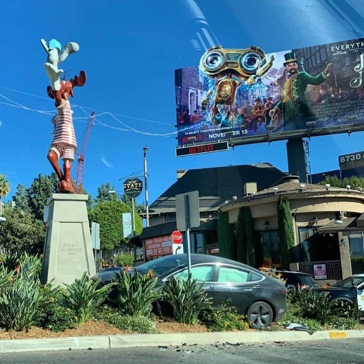 シーマス・デヴァーさんのインスタグラム写真 - (シーマス・デヴァーInstagram)「“Hey Rocky, did you hear about the Tesla owner who got thrown in jail?” “No Bullwinkle” “He was charged with battery” “Oh Bullwinkle...” (Pic cred @alisonmartino)」12月2日 5時35分 - seamuspatrickdever