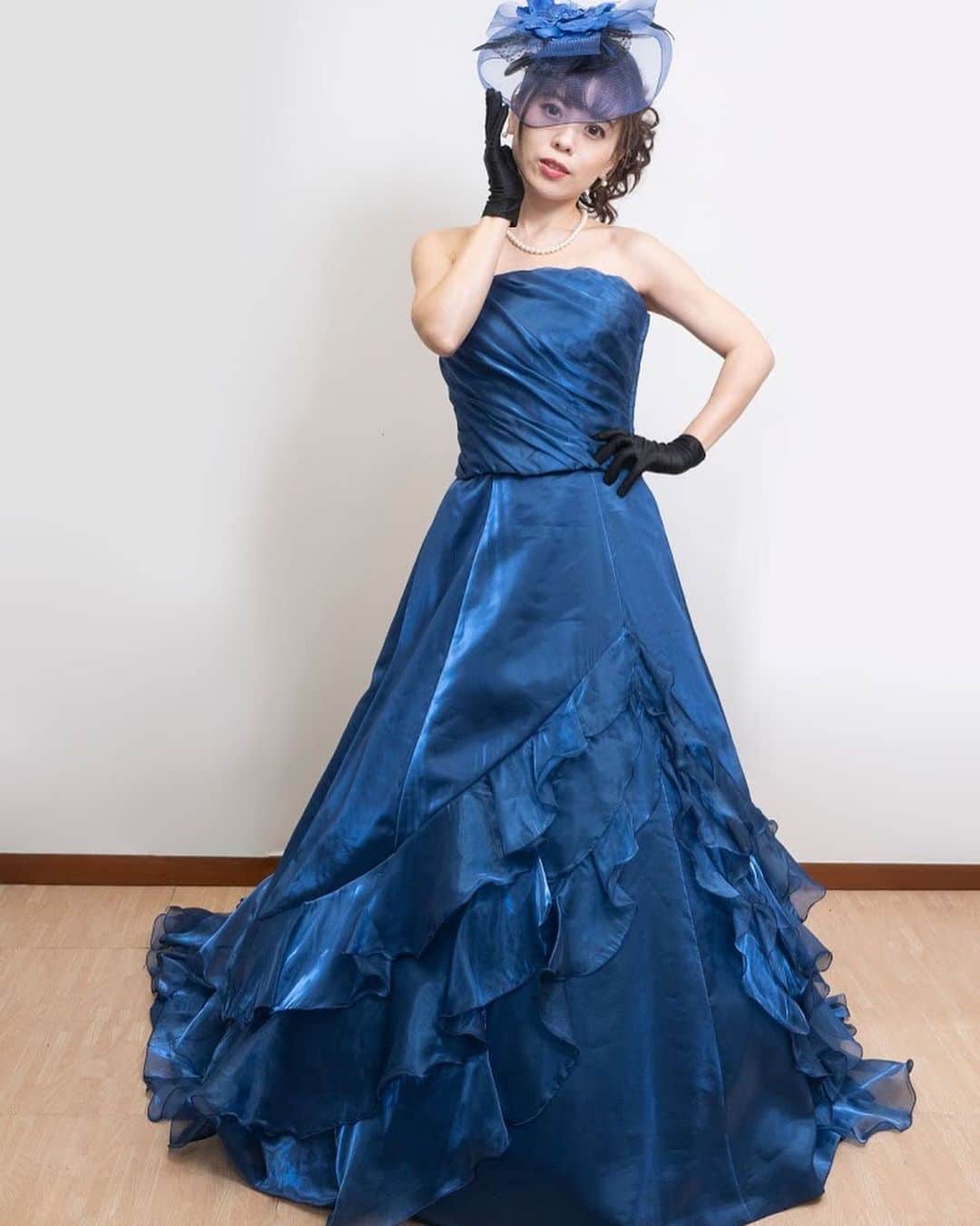 及川愛未のインスタグラム：「とてもclassicalなドレスです🥀🥀  takafumiさんコレクション👗濃紺dress make-up TAKAFUMIさん hairset TAKAFUMIさん styling  TAKAFUMIさん . . #shooting #撮影 #model #サロンモデル #ブライダル #ウェディングモデル #ブライダルモデル #カラードレス  #ポートレートしま専科  #ポートレート  #photography  #写真  #写真好きな人と繋がりたい  #写真撮るの好き人と繋がりたい  #portraitmodel  #東京カメラ部  #カメラマン募集  #ファインダー #ファインダー越しの私の世界 #結婚式 #dress #blue #makeup #hairmake #hairset #bridal #ヘッドドレス #TAKAFUMIさん #goodmorning  #followme ‪ ‬」